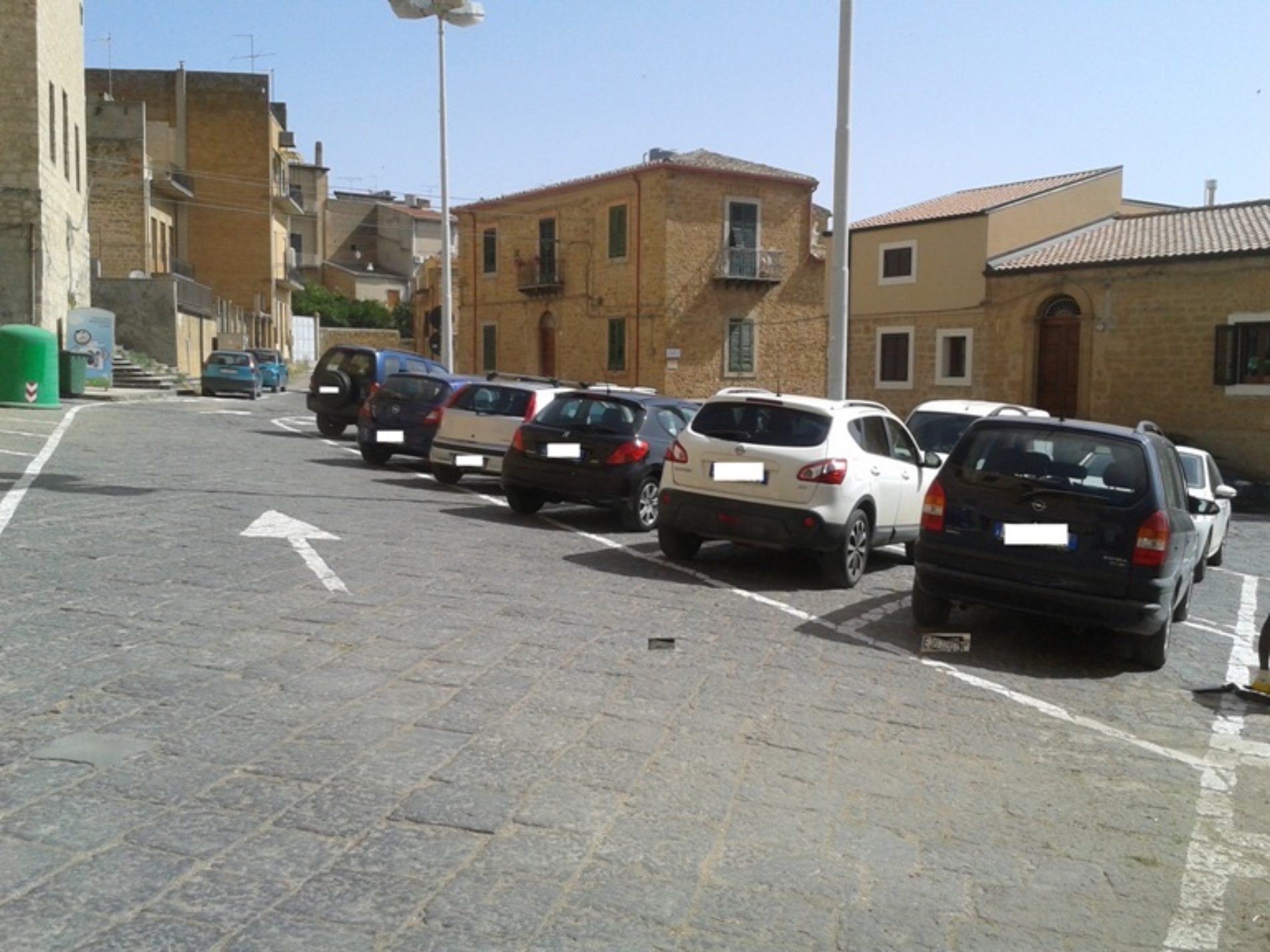 Pietraperzia. Primo giorno strisce blu a pagamento. Piazza Vittorio Emanuele semideserta di auto e moto