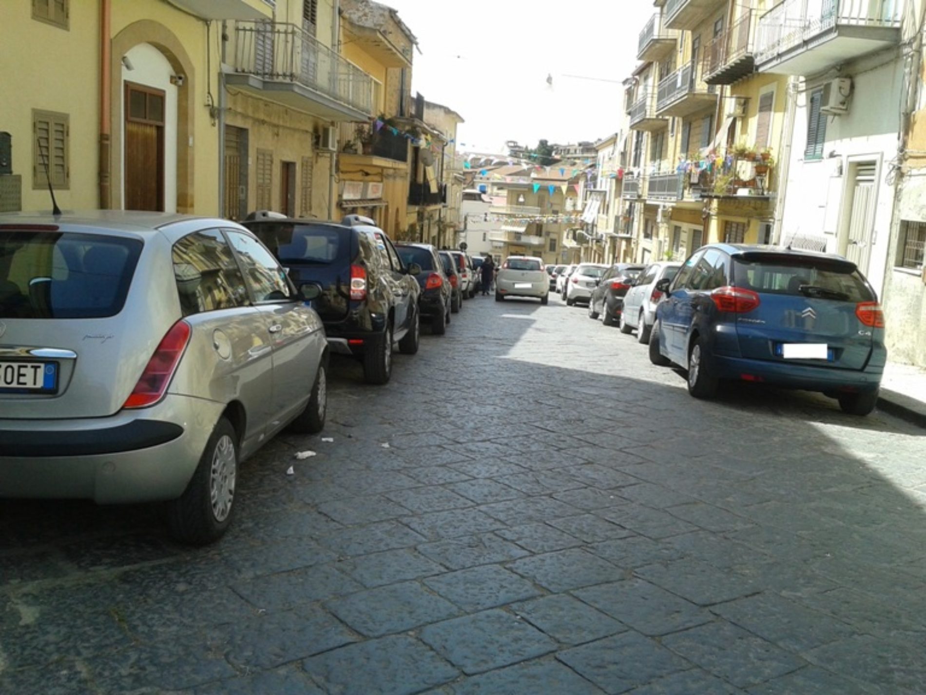 Pietraperzia. Primo giorno strisce blu a pagamento. Piazza Vittorio Emanuele semideserta di auto e moto