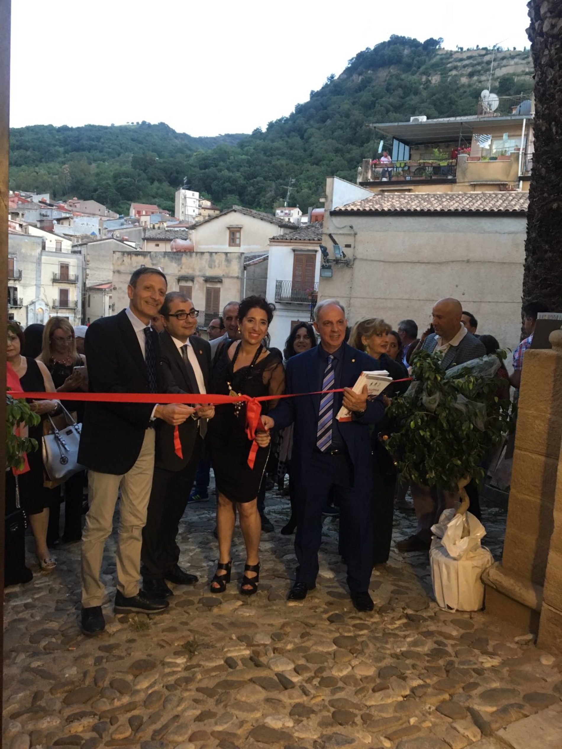 Mezzojuso (Pa). Inaugurata la prima collettiva d’arte ““I colori degli artisti a Mezzojuso per un mondo migliore”
