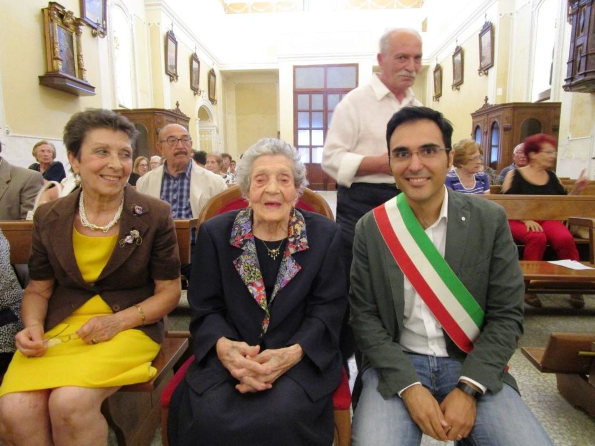 PIETRAPERZIA. Gioia ed emozione alla festa dei 100 anni di zia Concettina Di Blasi. Una targa donata dal sindaco Bevilacqua.