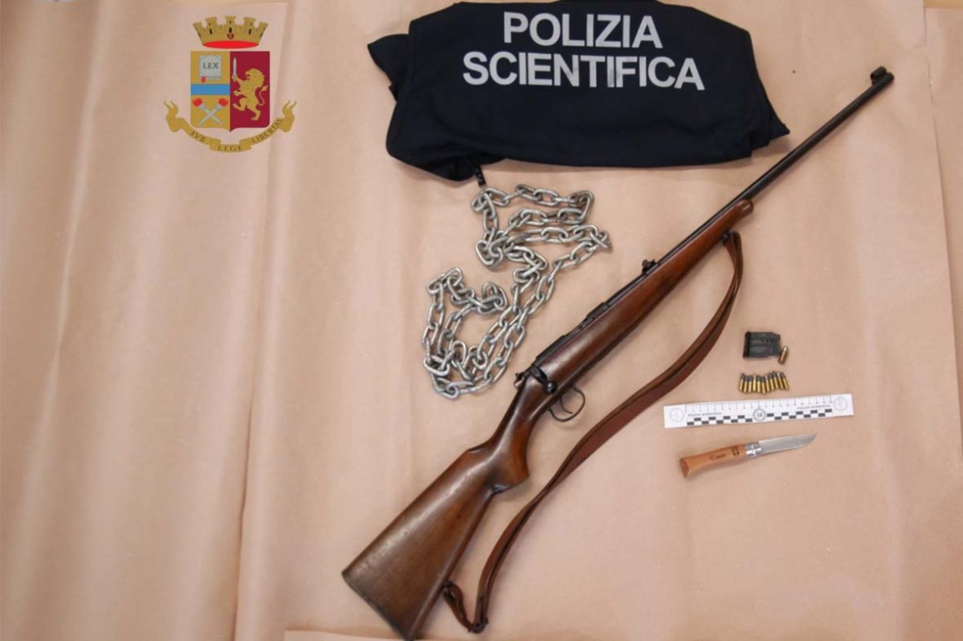 Barrafranca. Maltratta la moglie e la tiene segregata, arrestato per detenzione illegale di armi