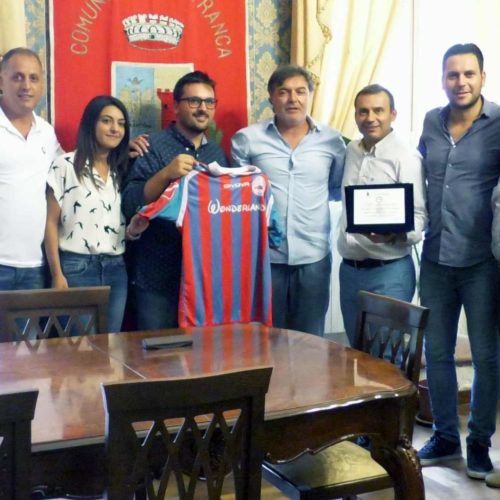 Barrafranca. L’amministrazione consegna una targa alla AS Barrese calcio