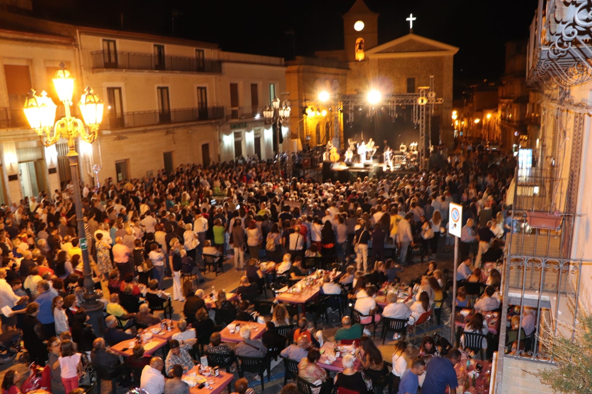 Pietraperzia. Piazza Vittorio Emanuele stracolma per il concerto di Mario Incudine