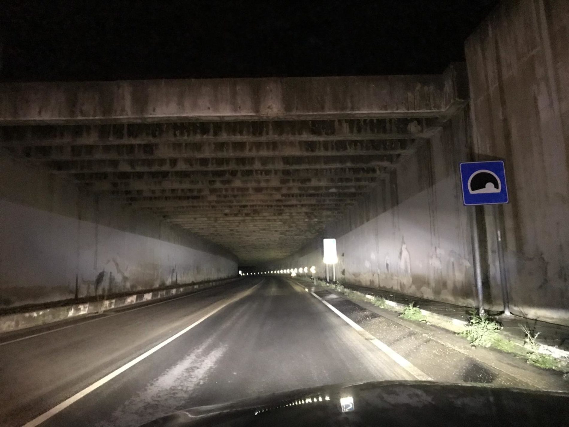 PIETRAPERZIA. Acqua e fango sulla strada dalla galleria a “doghe”.