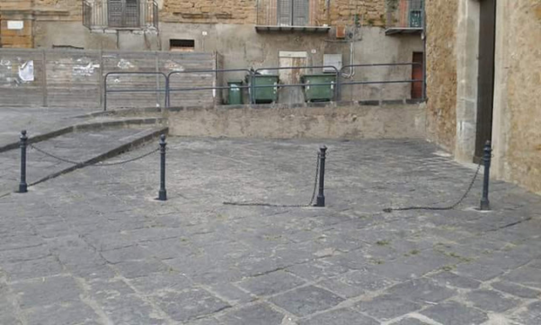PIETRAPERZIA. Devastato il posteggio di piazza Carmine