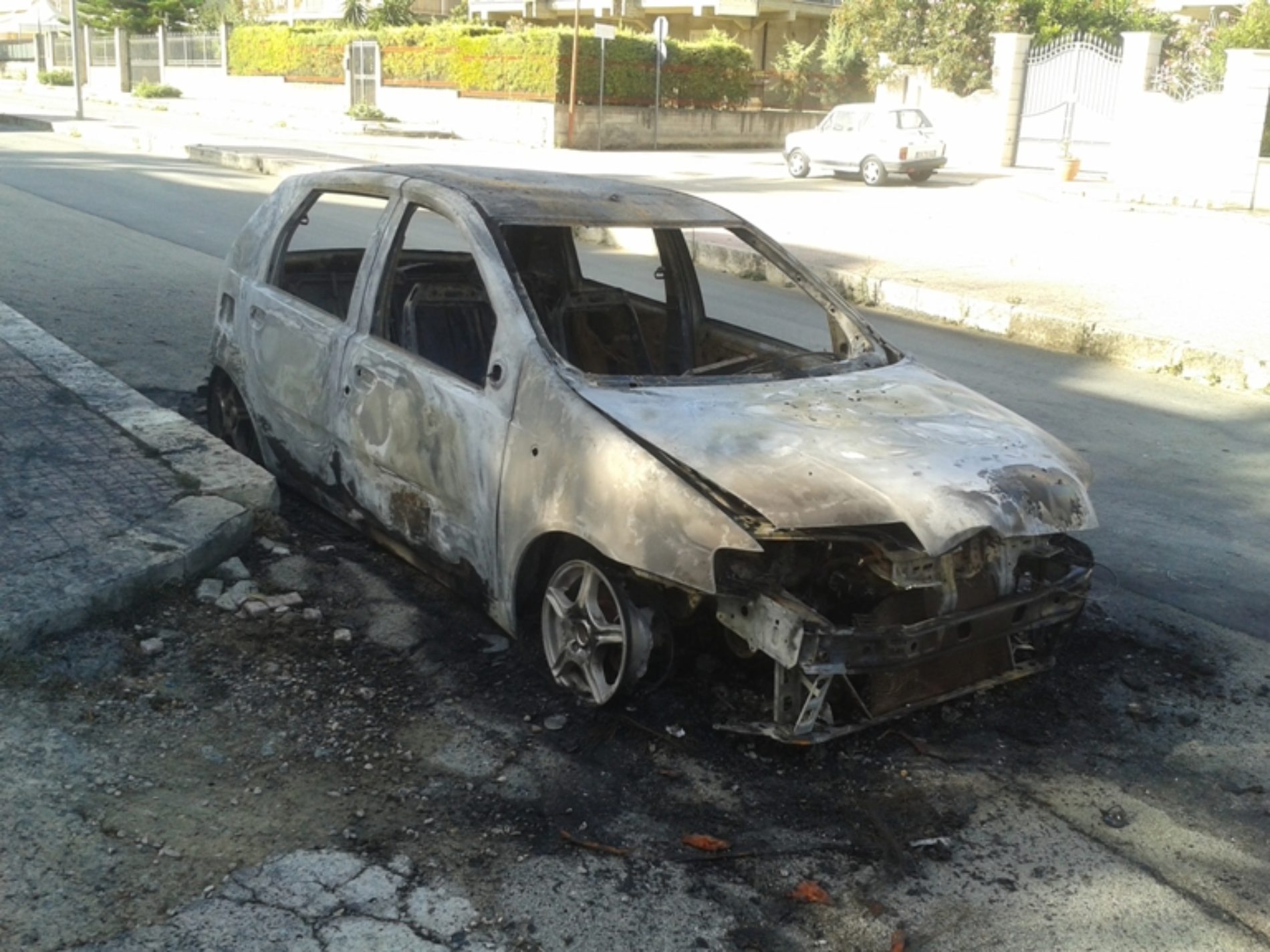Pietraperzia. Auto in fiamme in viale Unità d’Italia