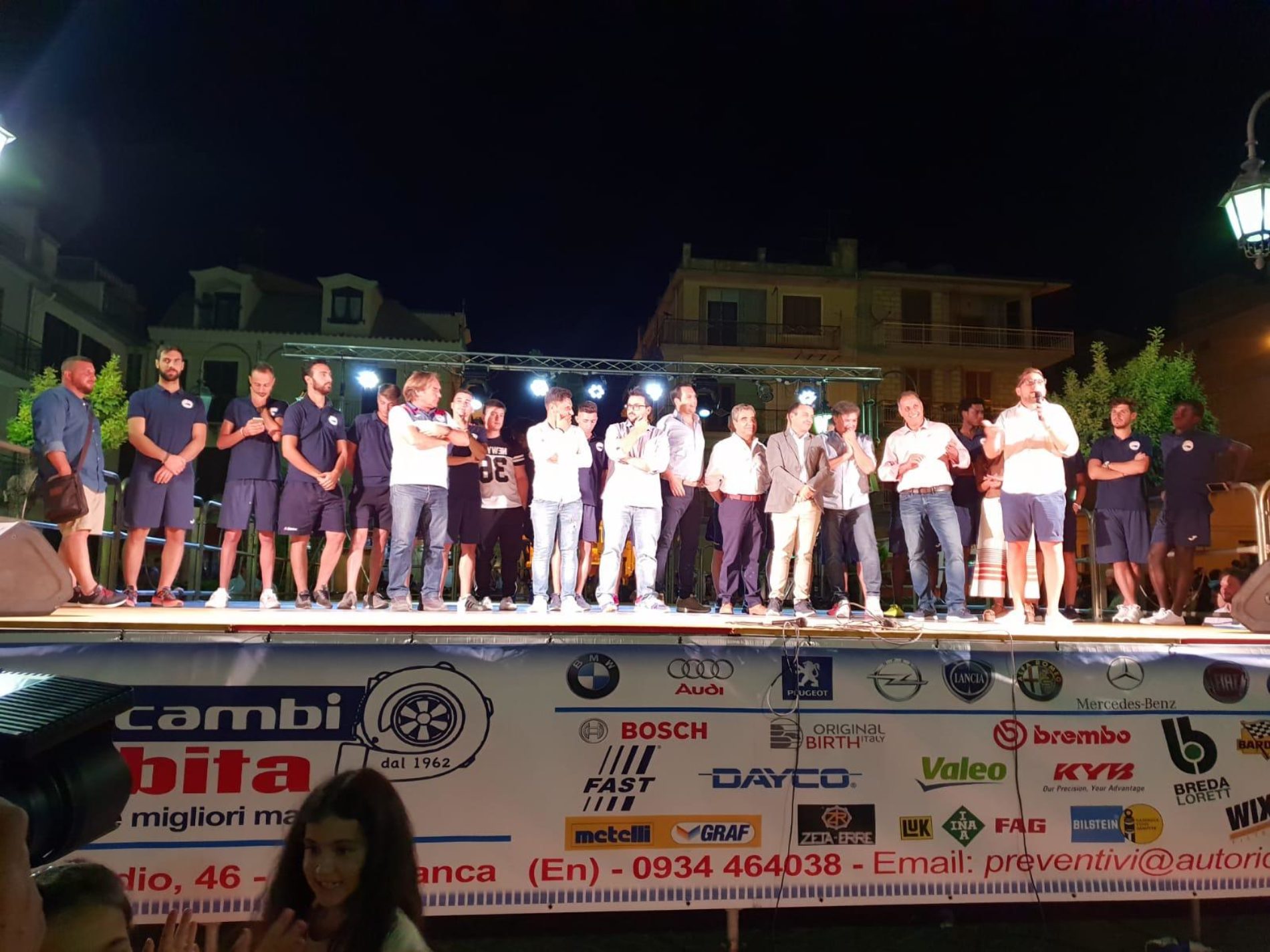 Balli in piazza con le scuole di danza locale ed esibizioni canore di tre giovani talenti barresi