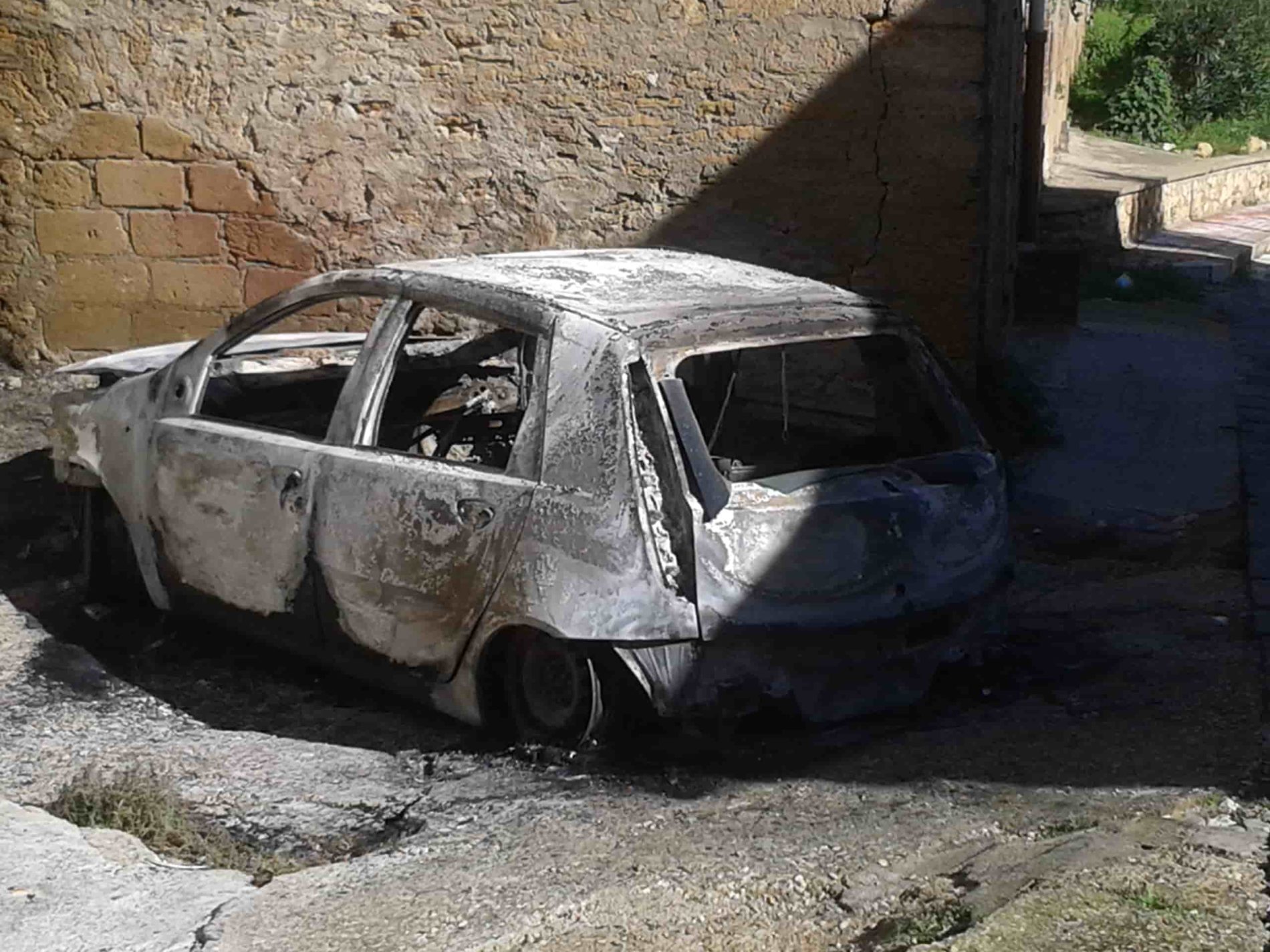 PIETRAPERZIA. Auto in fiamme nel cuore della notte alla “Terruccia”.