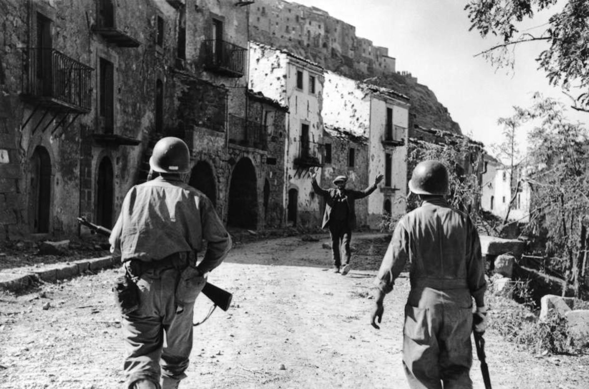 Troina. Siglato contratto tra comune e fondazione pintaura per il comodato di 62 foto inedite di robert capa