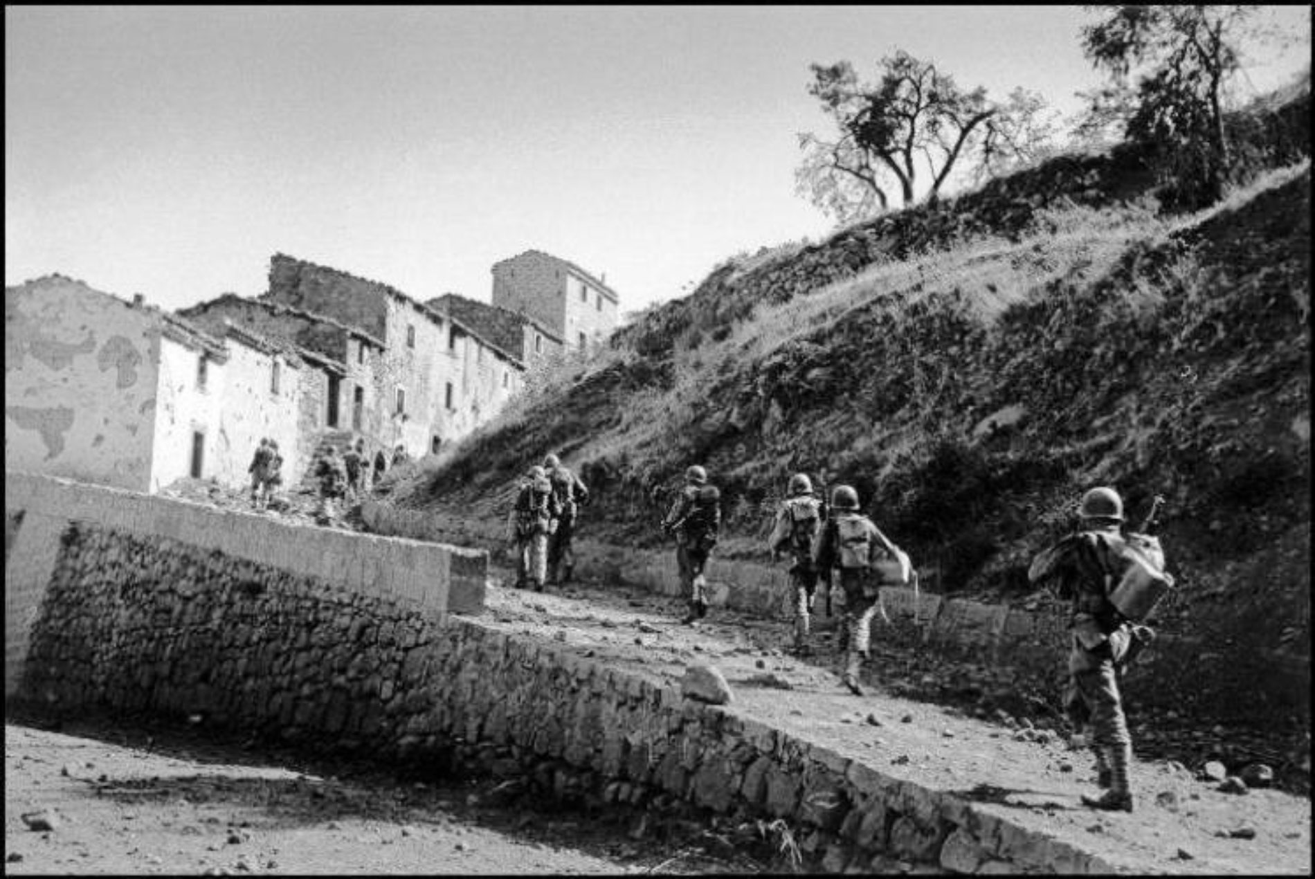Troina. Siglato contratto tra comune e fondazione pintaura per il comodato di 62 foto inedite di robert capa