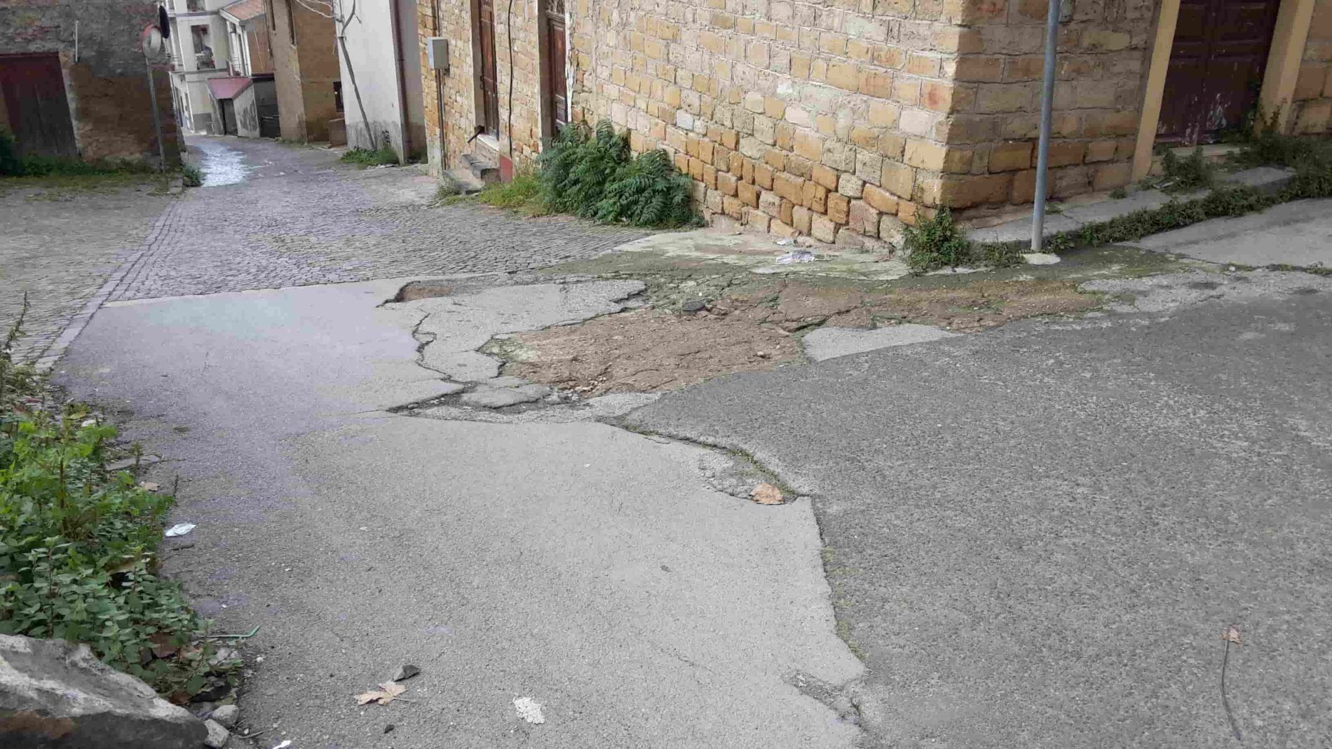 Barrafranca. Anche le strade in pericoloso dissesto, a quando la manutenzione?