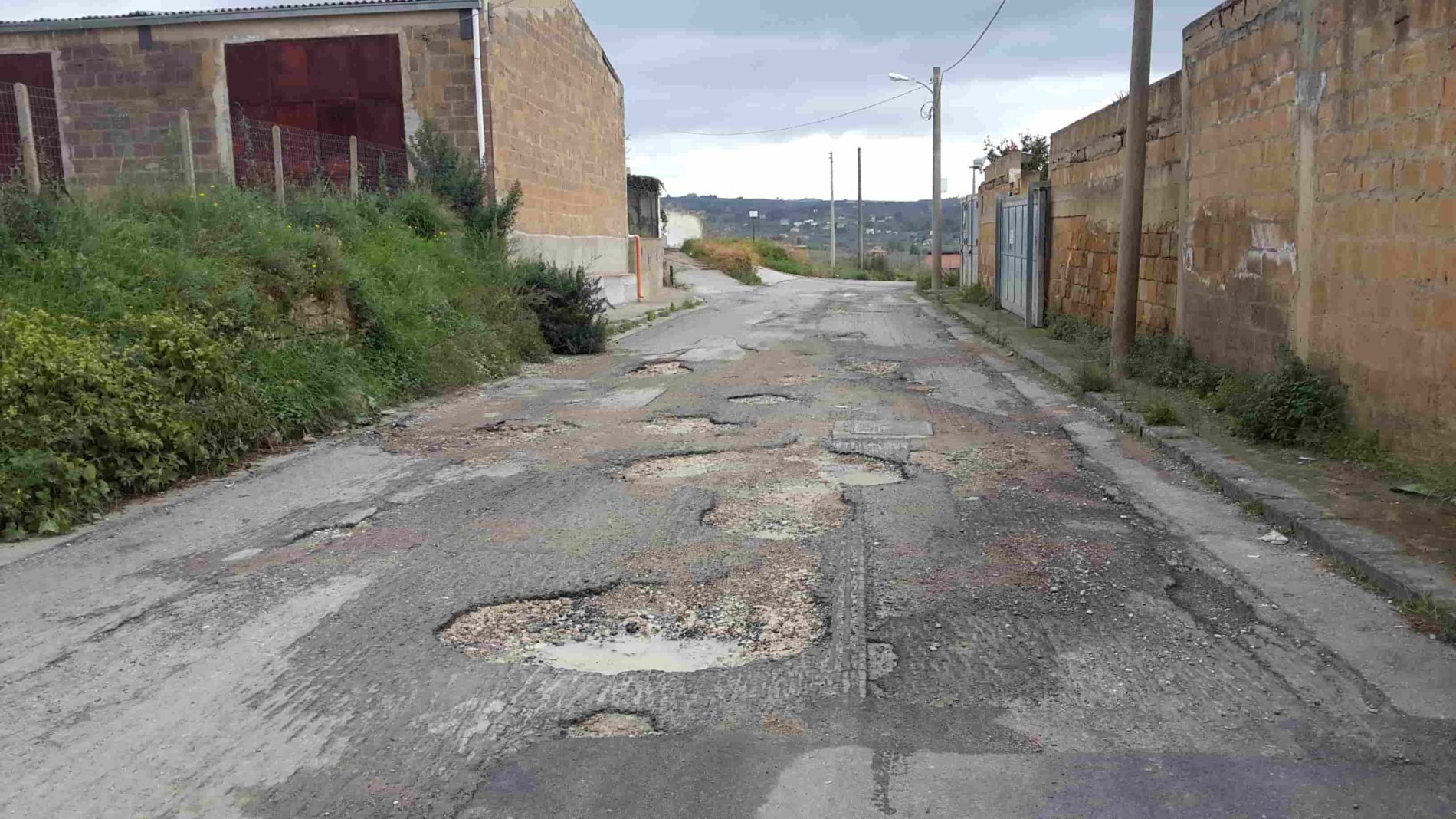 Barrafranca. Anche le strade in pericoloso dissesto, a quando la manutenzione?