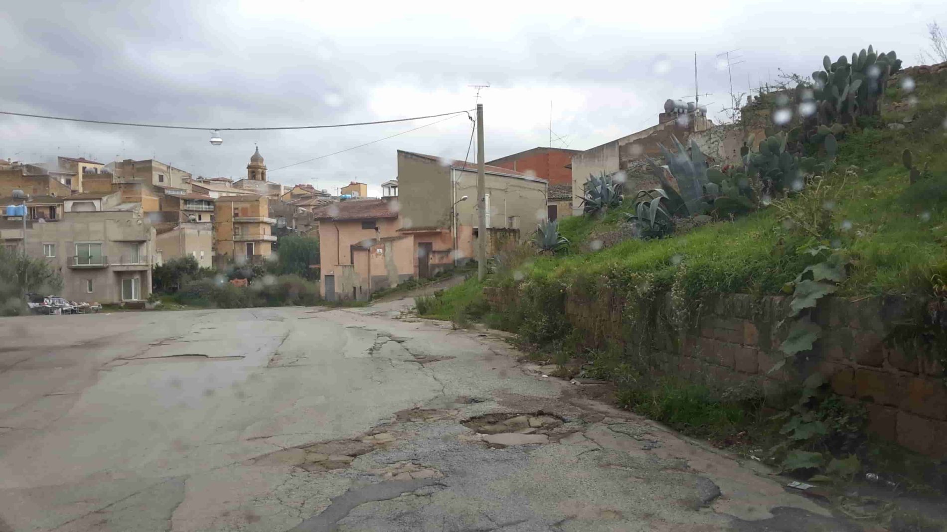 Barrafranca. Anche le strade in pericoloso dissesto, a quando la manutenzione?