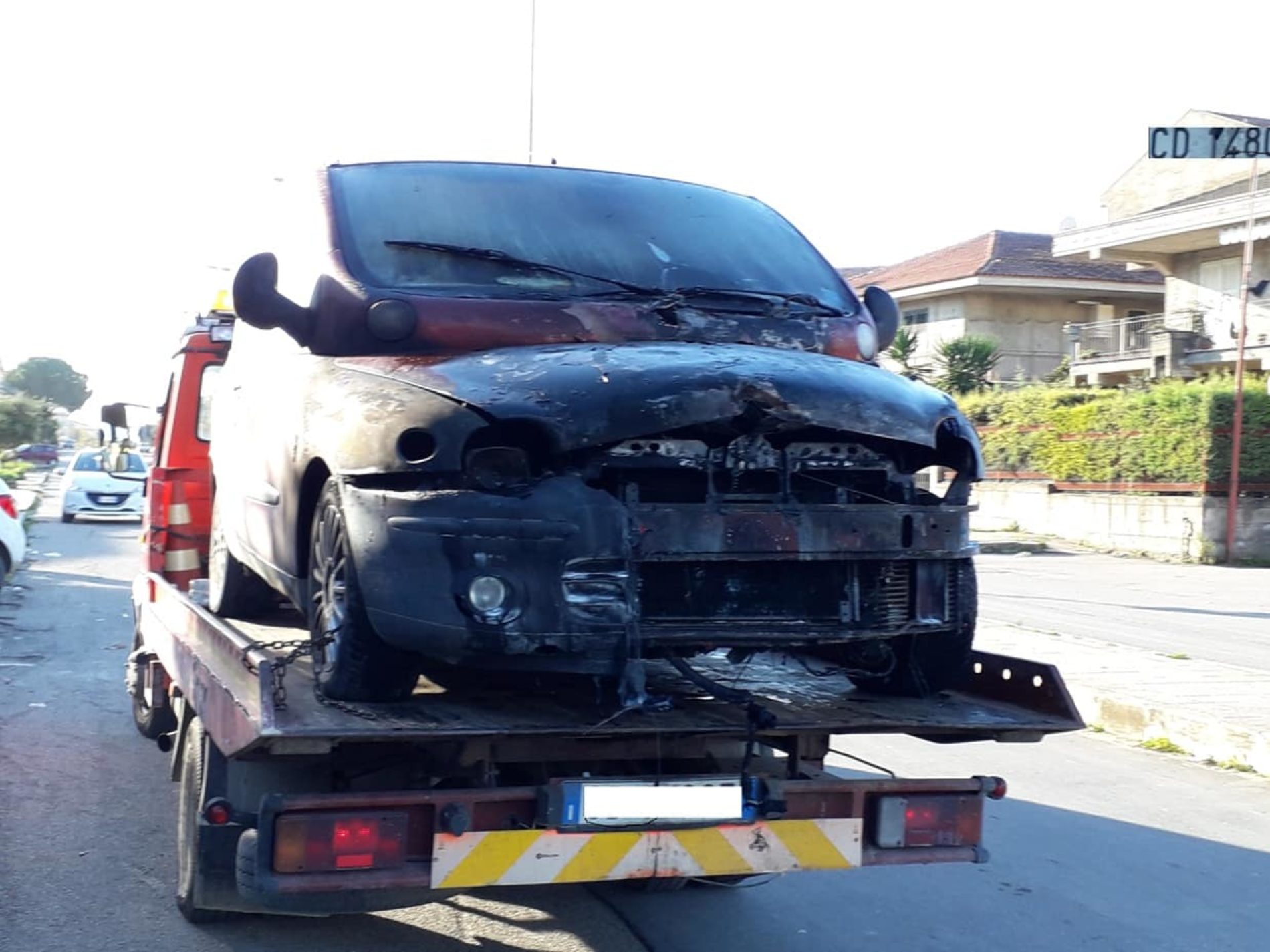 PIETRAPERZIA. Auto a fuoco in viale Unità D’Italia, ex viale dei Pini. Distrutta solo la parte anteriore della macchina.