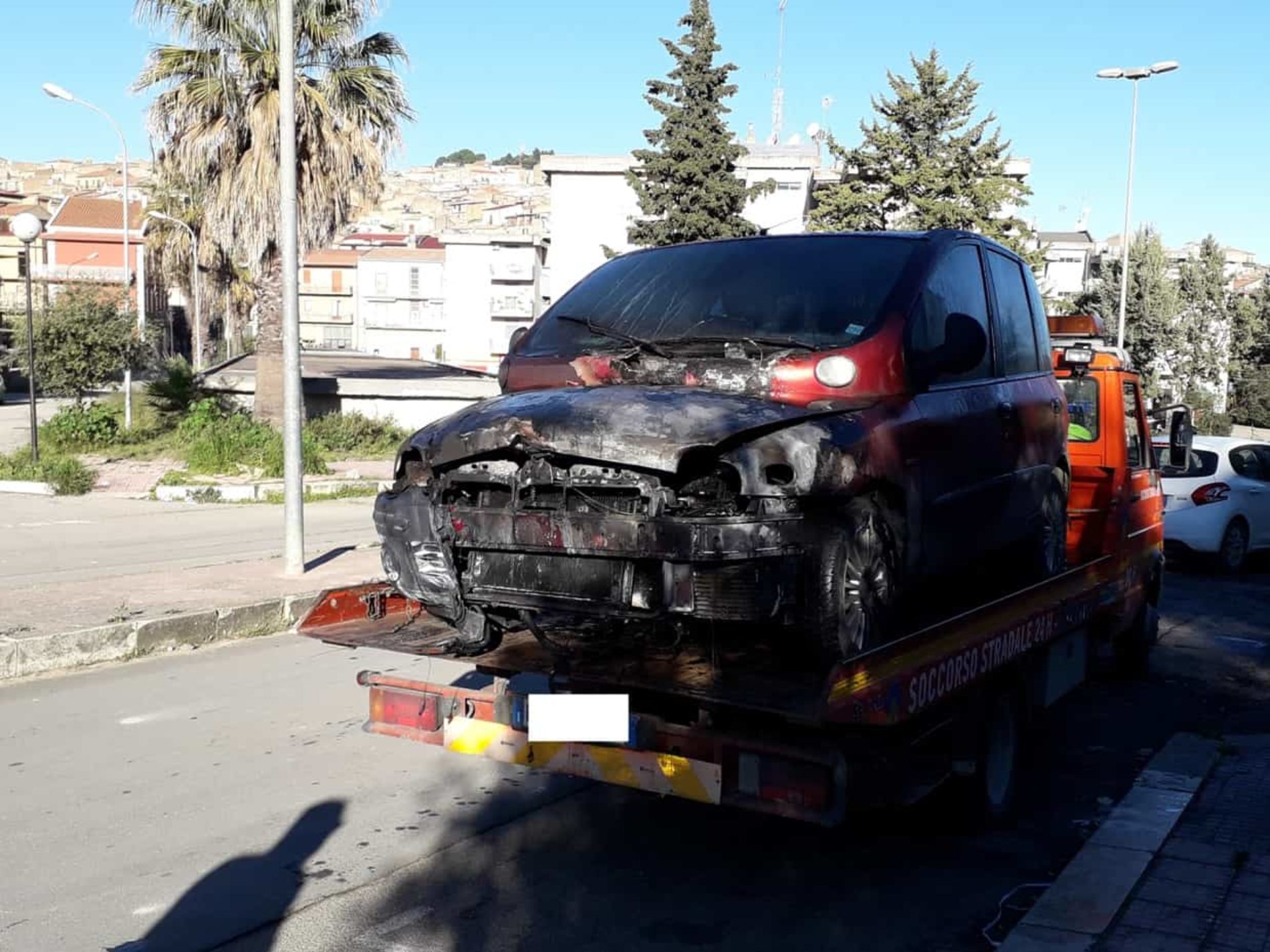 PIETRAPERZIA. Auto a fuoco in viale Unità D’Italia, ex viale dei Pini. Distrutta solo la parte anteriore della macchina.