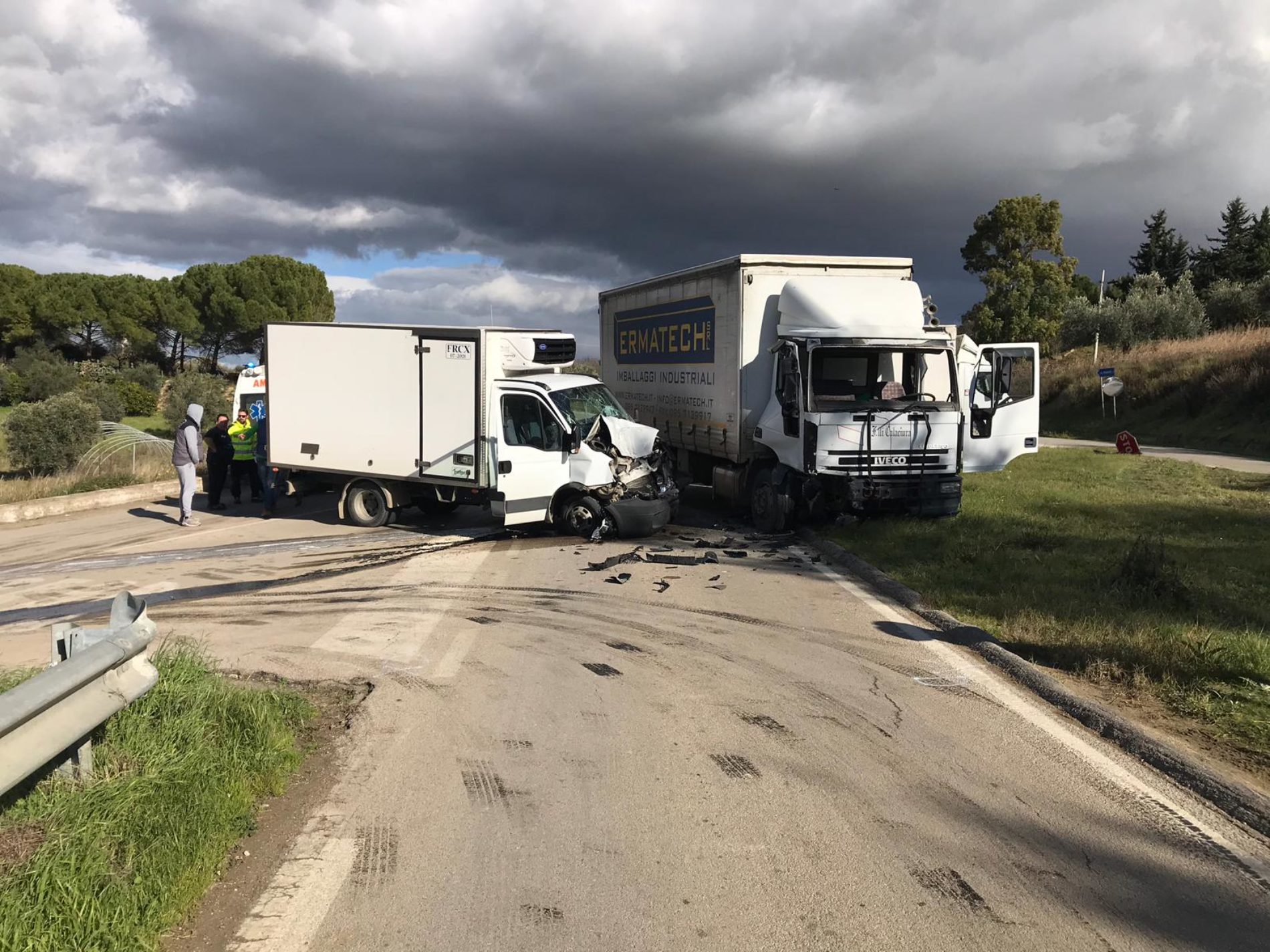 PIETRAPERZIA. Spettacolare incidente stradale nella tarda mattinata. Due feriti.