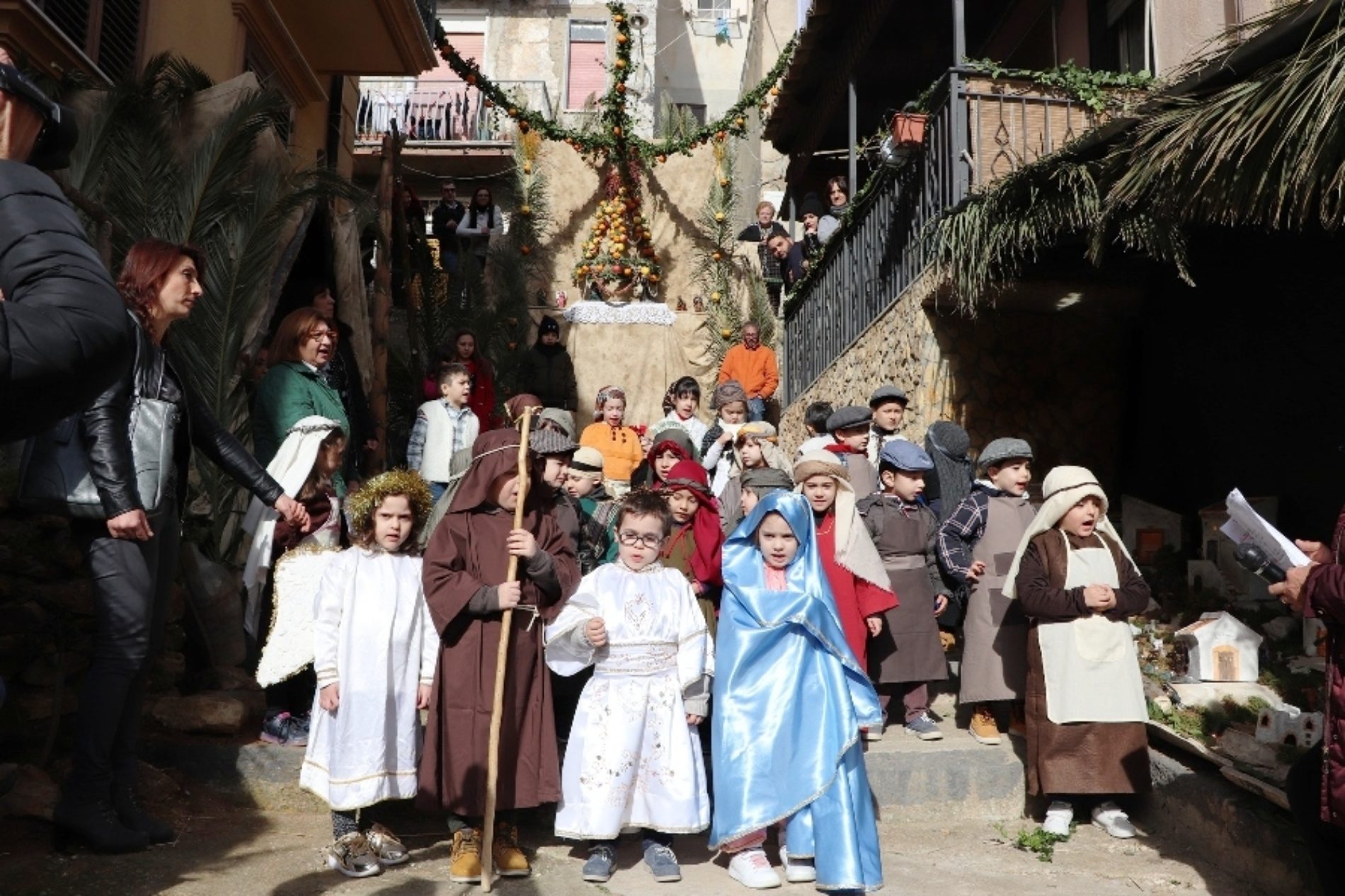 PIETRAPERZIA. Grande successo al presepe vivente di via Leone.