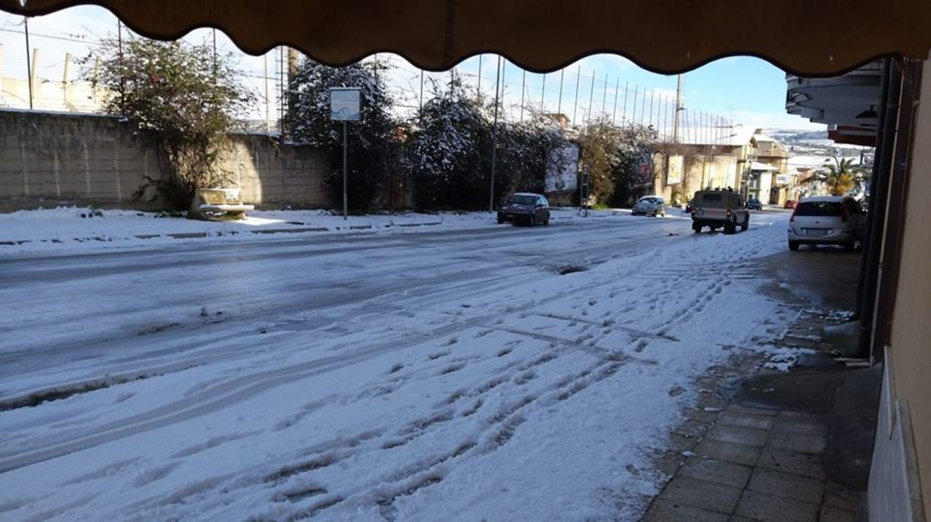 Barrafranca. Neve e ghiaccio, disagi per la cricolazione