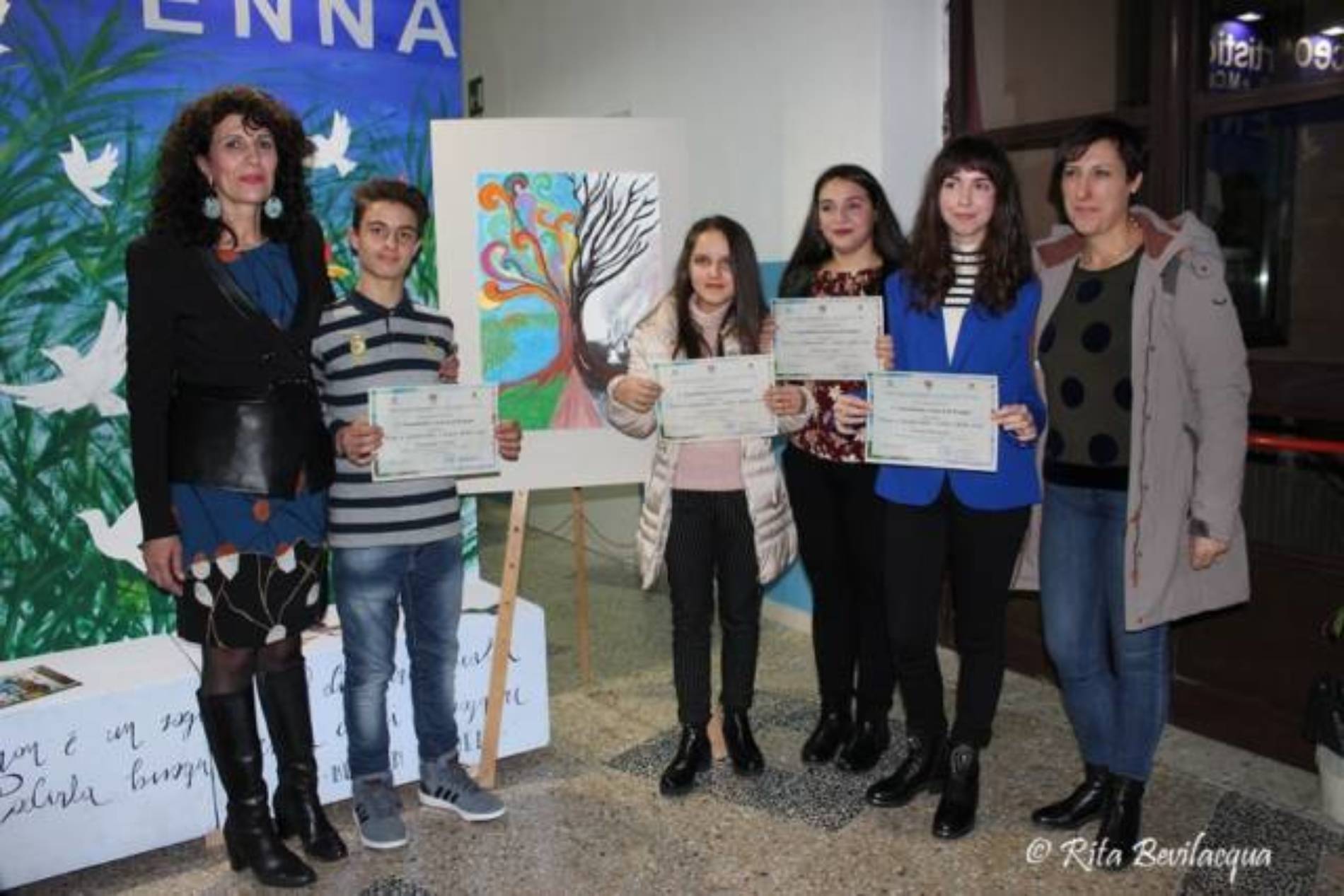 La classe 3B della scuola “Don Milani” di Barrafranca trionfa al concorso provinciale di pittura “Pace e Solidarietà: i colori della vita”