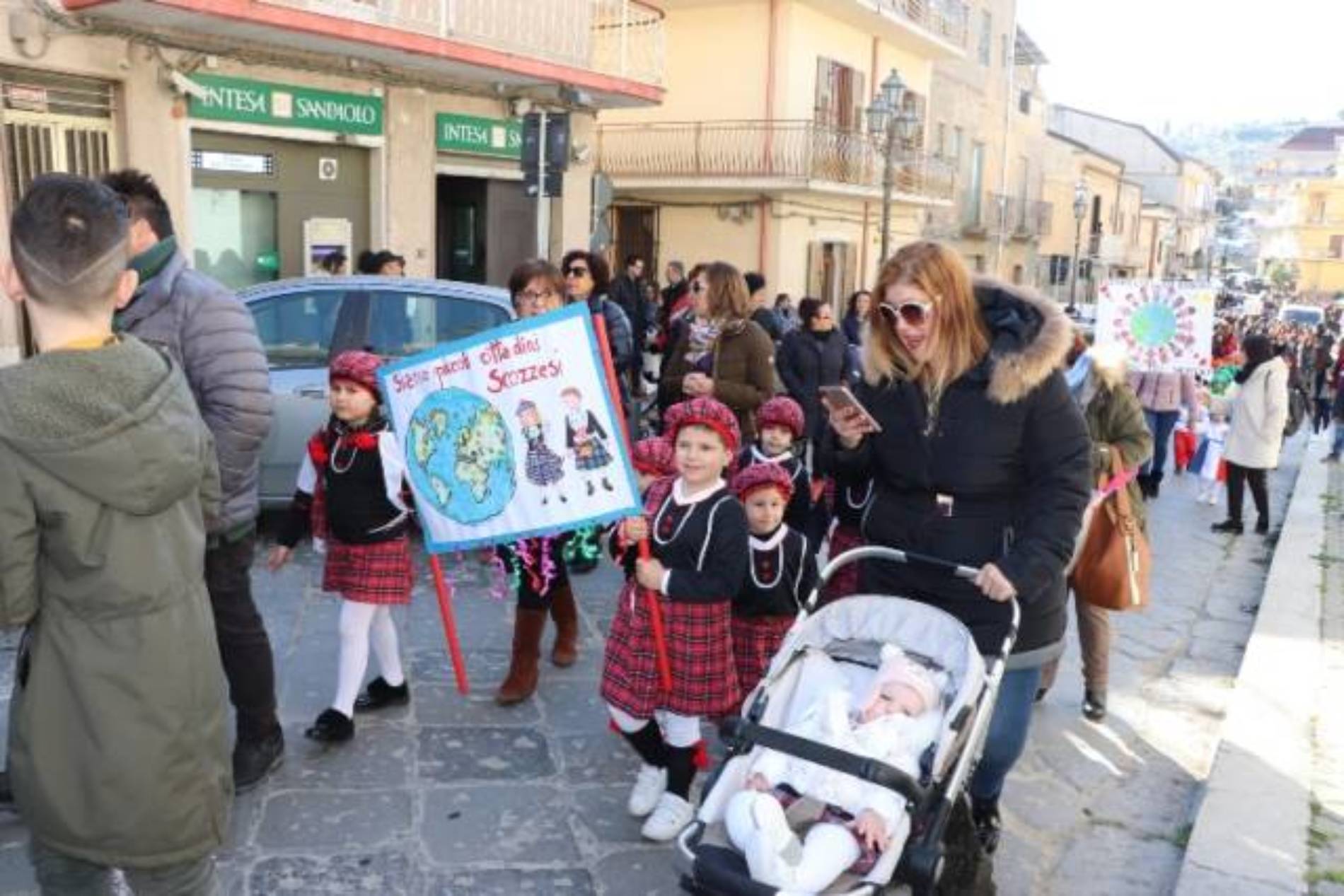 Pietraperzia. Carnevale 2019: gioia ed allegria alla sfilata delle scolaresche cittadine.