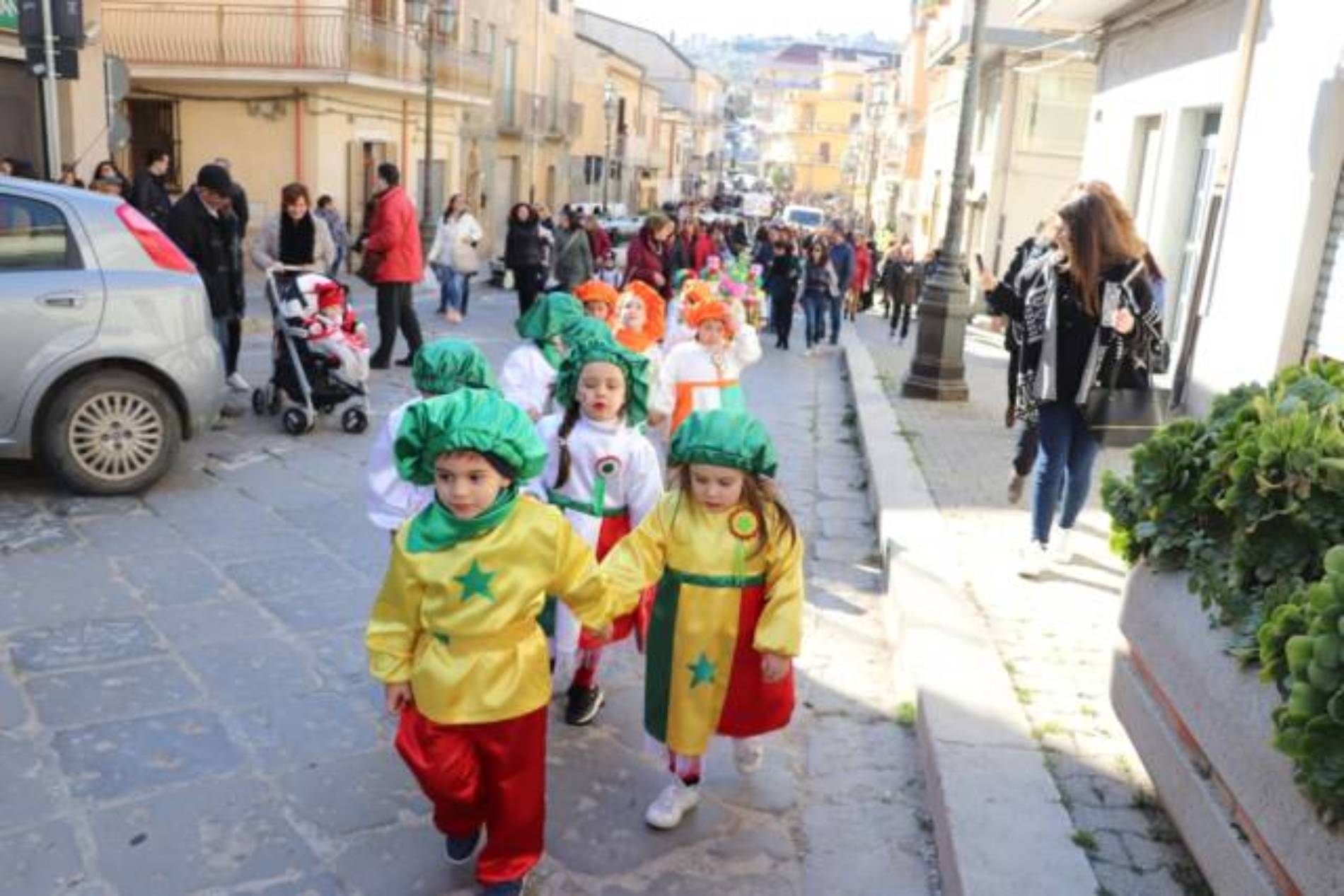 Pietraperzia. Carnevale 2019: gioia ed allegria alla sfilata delle scolaresche cittadine.