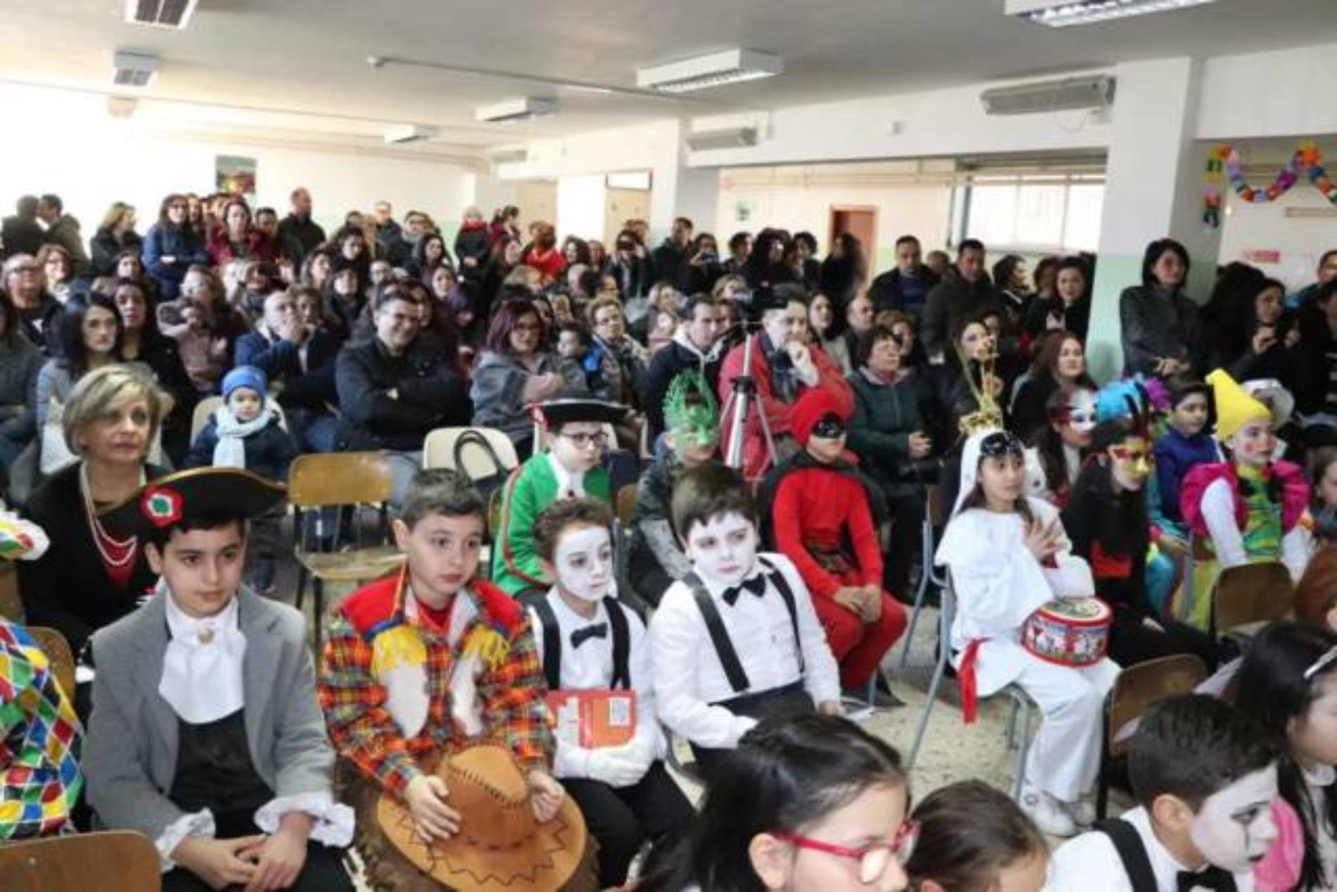 PIETRAPERZIA. Un centinaio di alunni in “Allegria di Carnevale”.