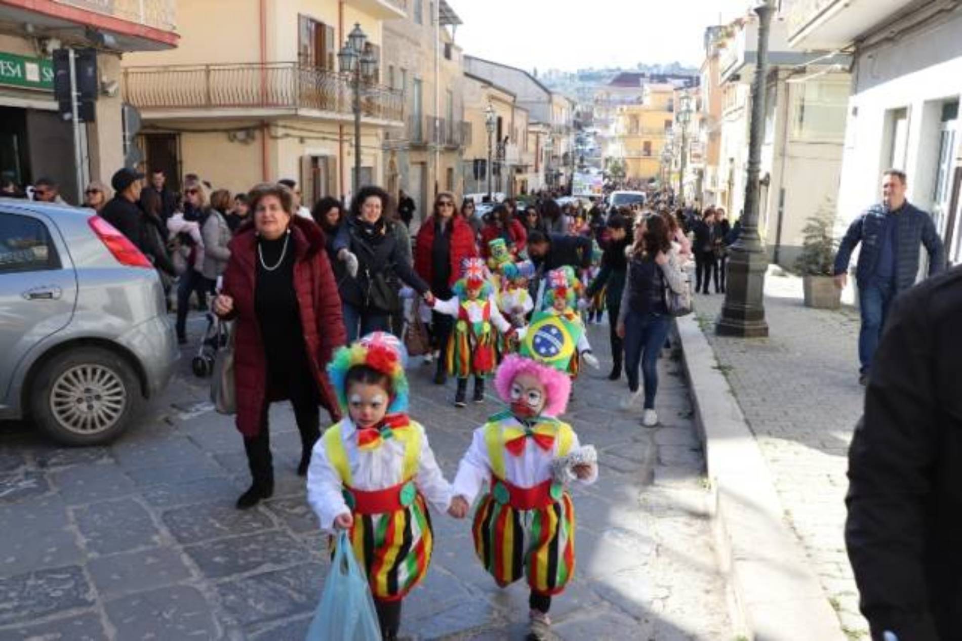Pietraperzia. Carnevale 2019: gioia ed allegria alla sfilata delle scolaresche cittadine.