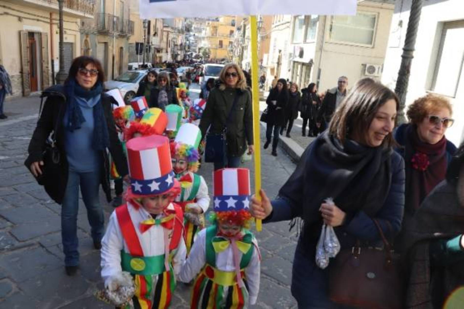Pietraperzia. Carnevale 2019: gioia ed allegria alla sfilata delle scolaresche cittadine.