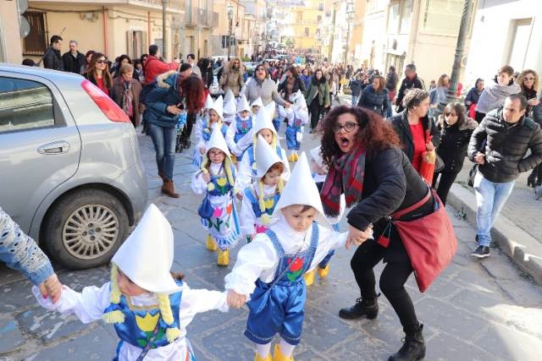 Pietraperzia. Carnevale 2019: gioia ed allegria alla sfilata delle scolaresche cittadine.