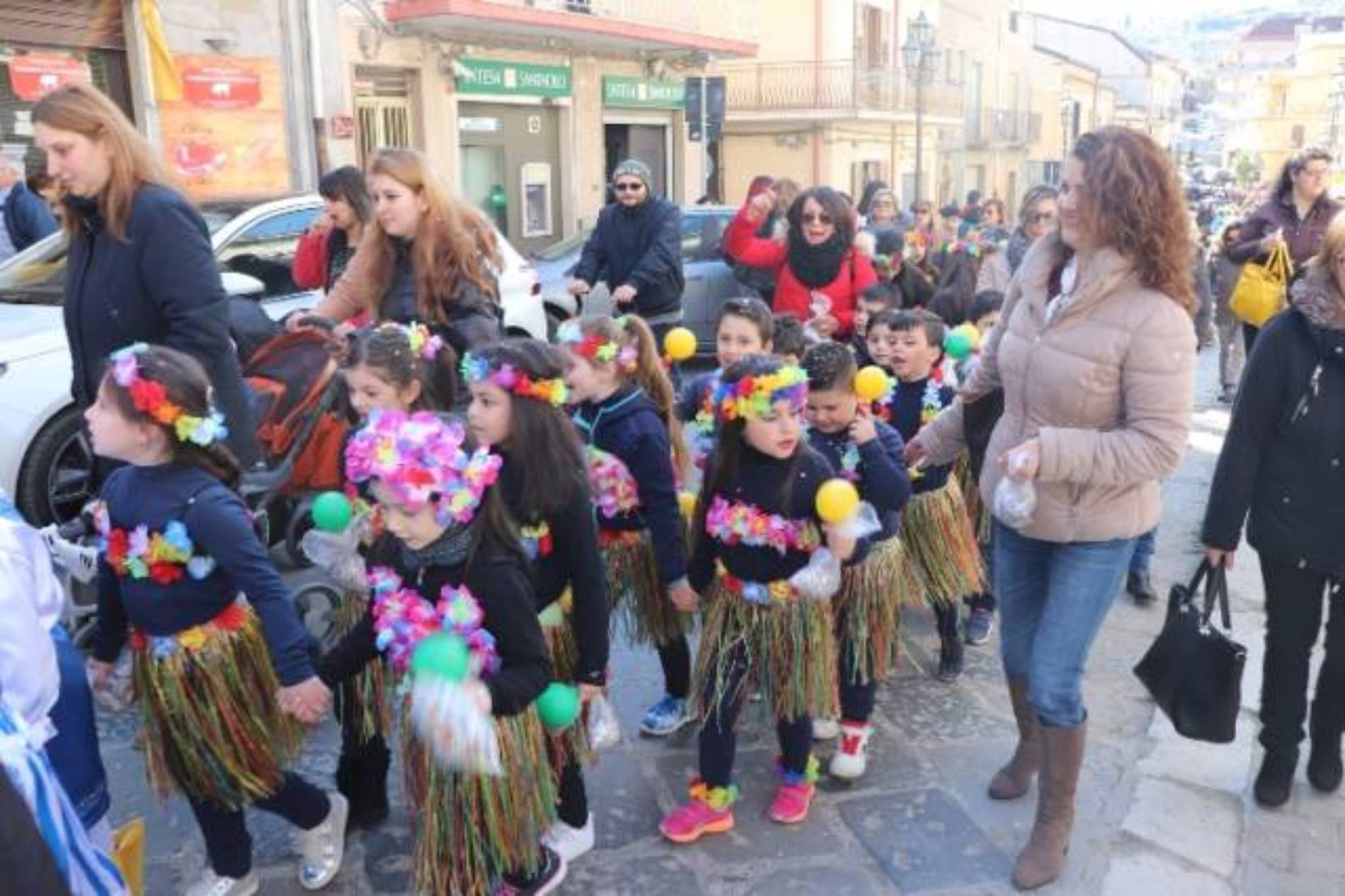 Pietraperzia. Carnevale 2019: gioia ed allegria alla sfilata delle scolaresche cittadine.