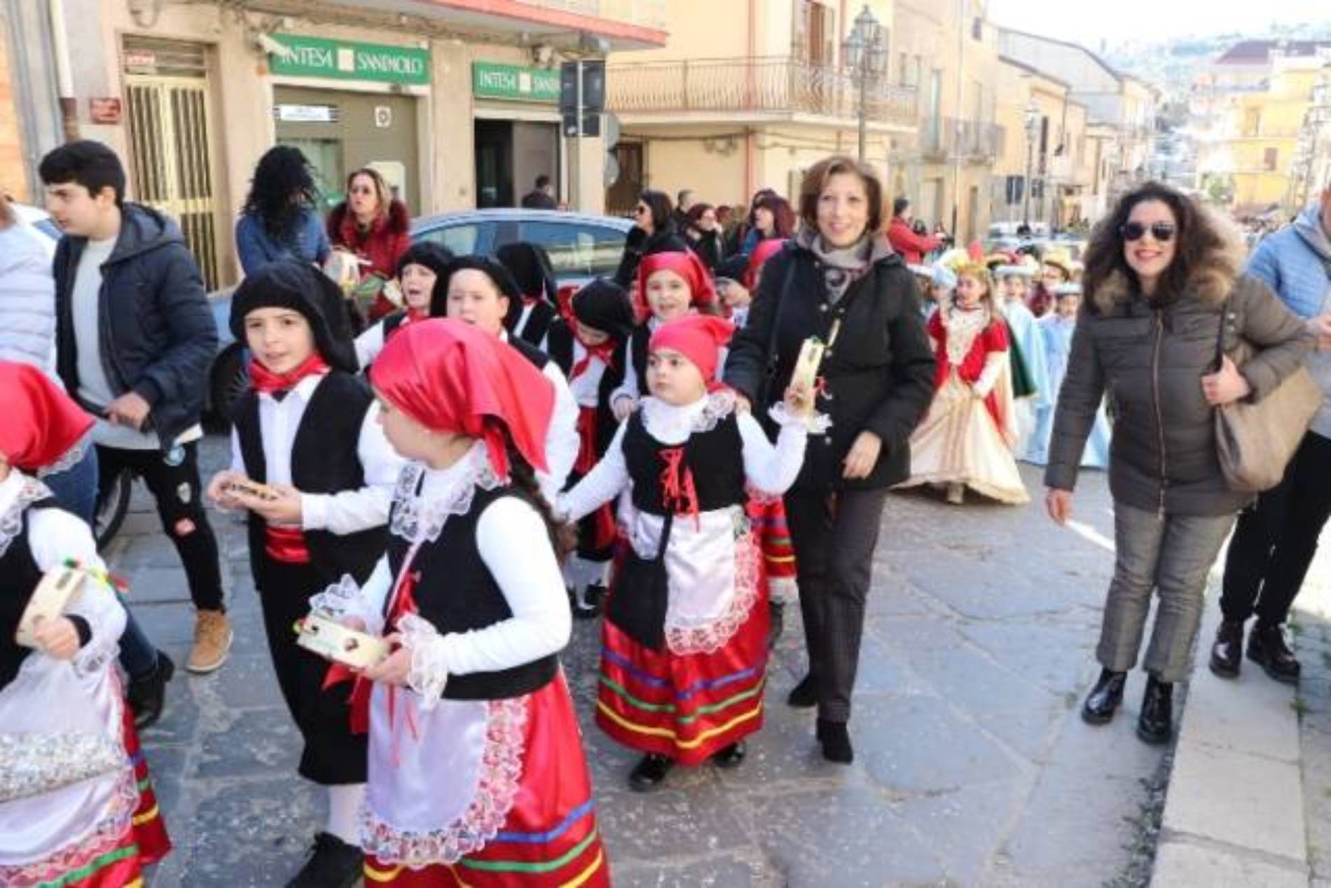 Pietraperzia. Carnevale 2019: gioia ed allegria alla sfilata delle scolaresche cittadine.