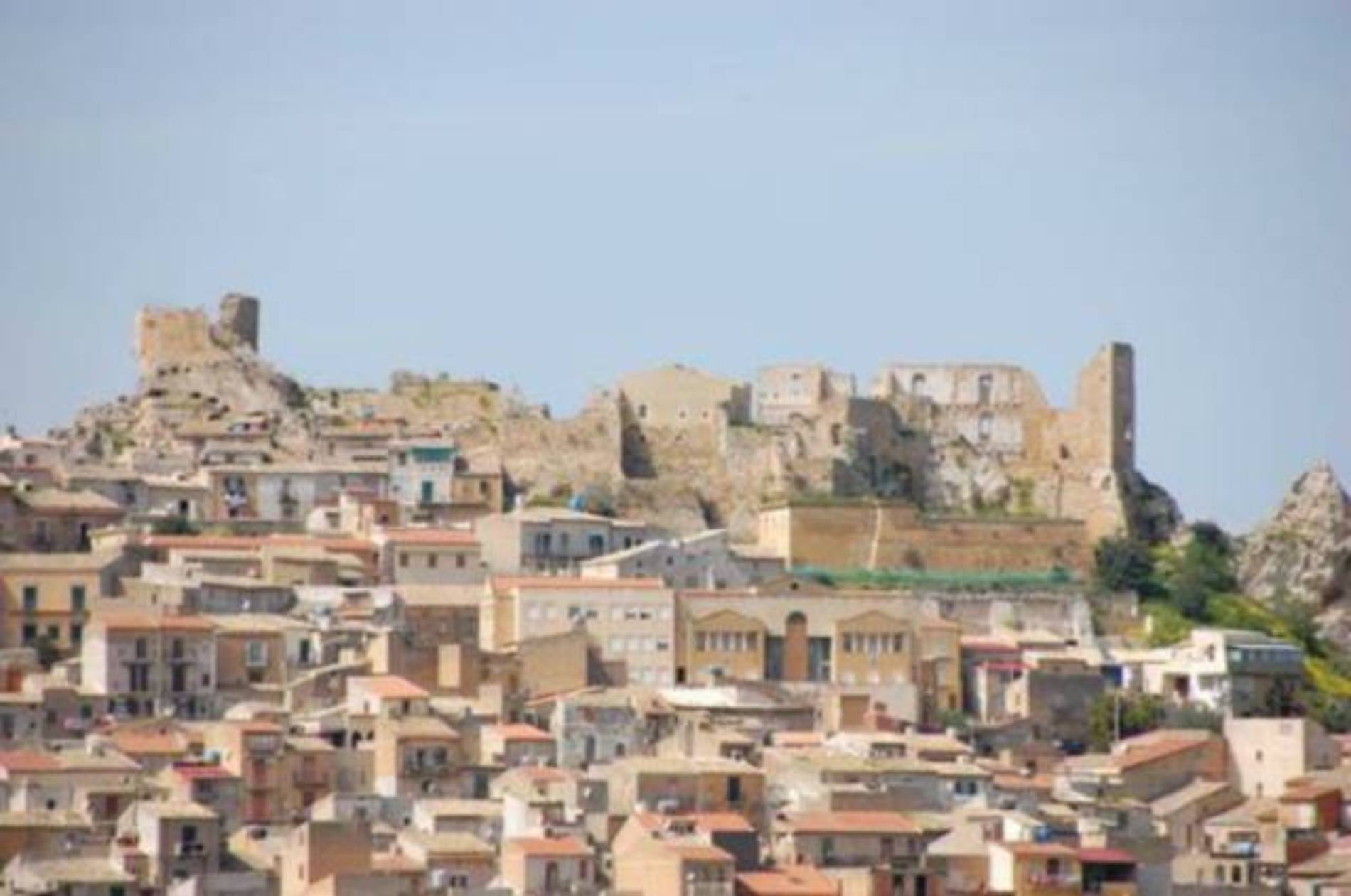 PIETRAPERZIA. Accoltella suo fratello per “la roba”. Arrestato per lesioni gravissime.