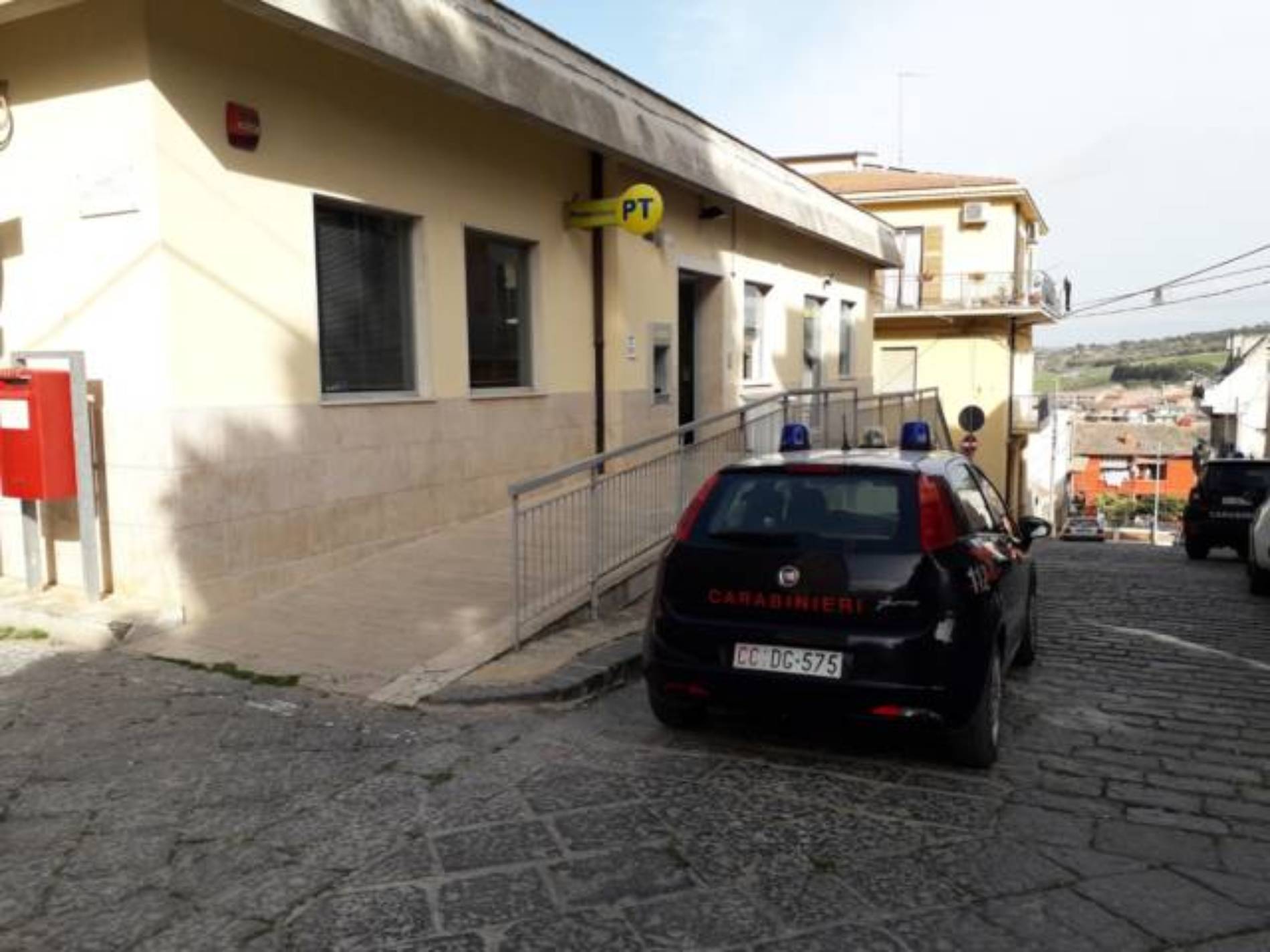 PIETRAPERZIA. Rapina all’ufficio postale di via Tripoli. Il bottino è di circa quarantamila euro.