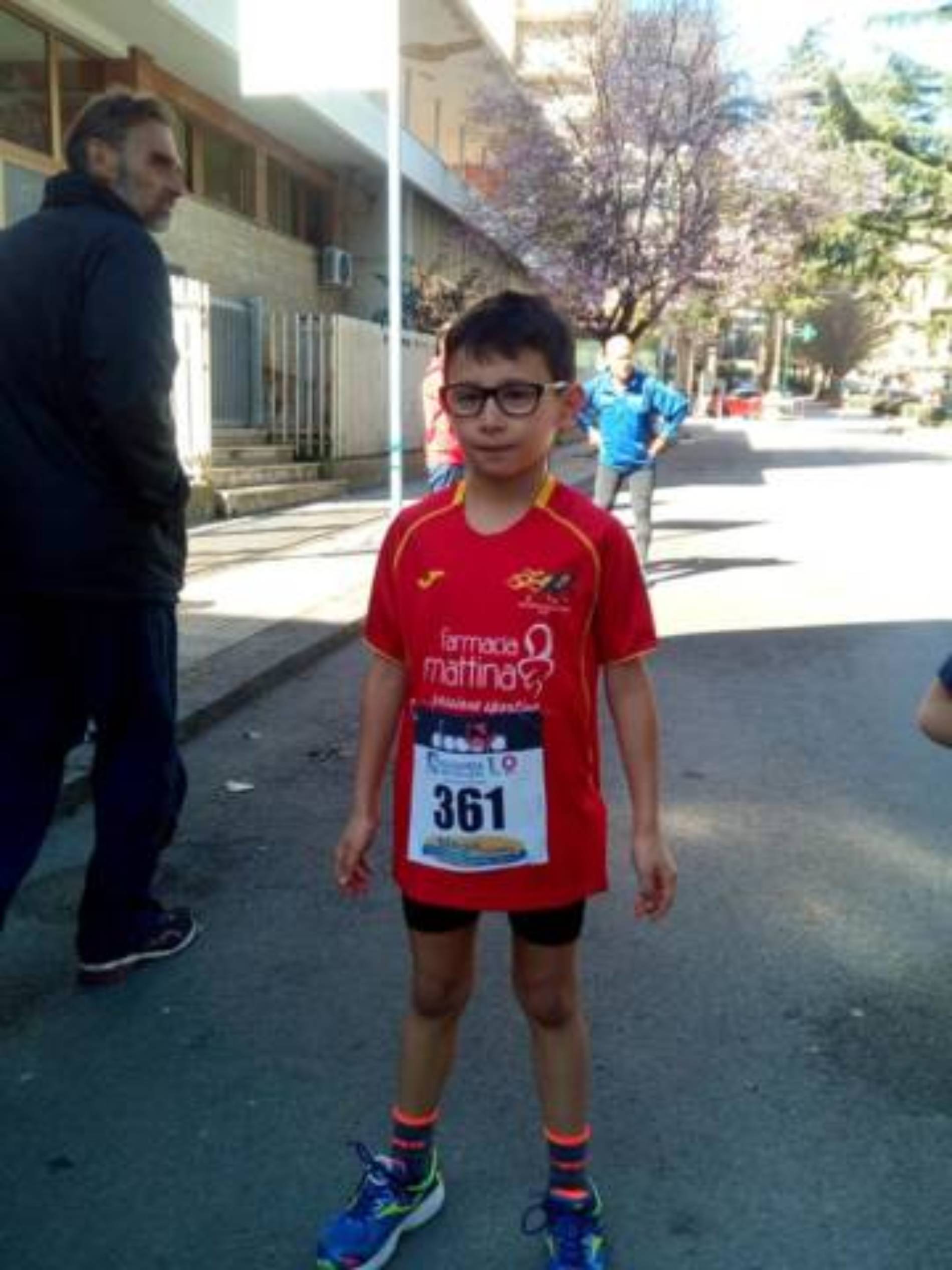 Barrafranca. Il piccolo Giovanni Grillo primo sul podio al campionato regionale di Corsa su strada