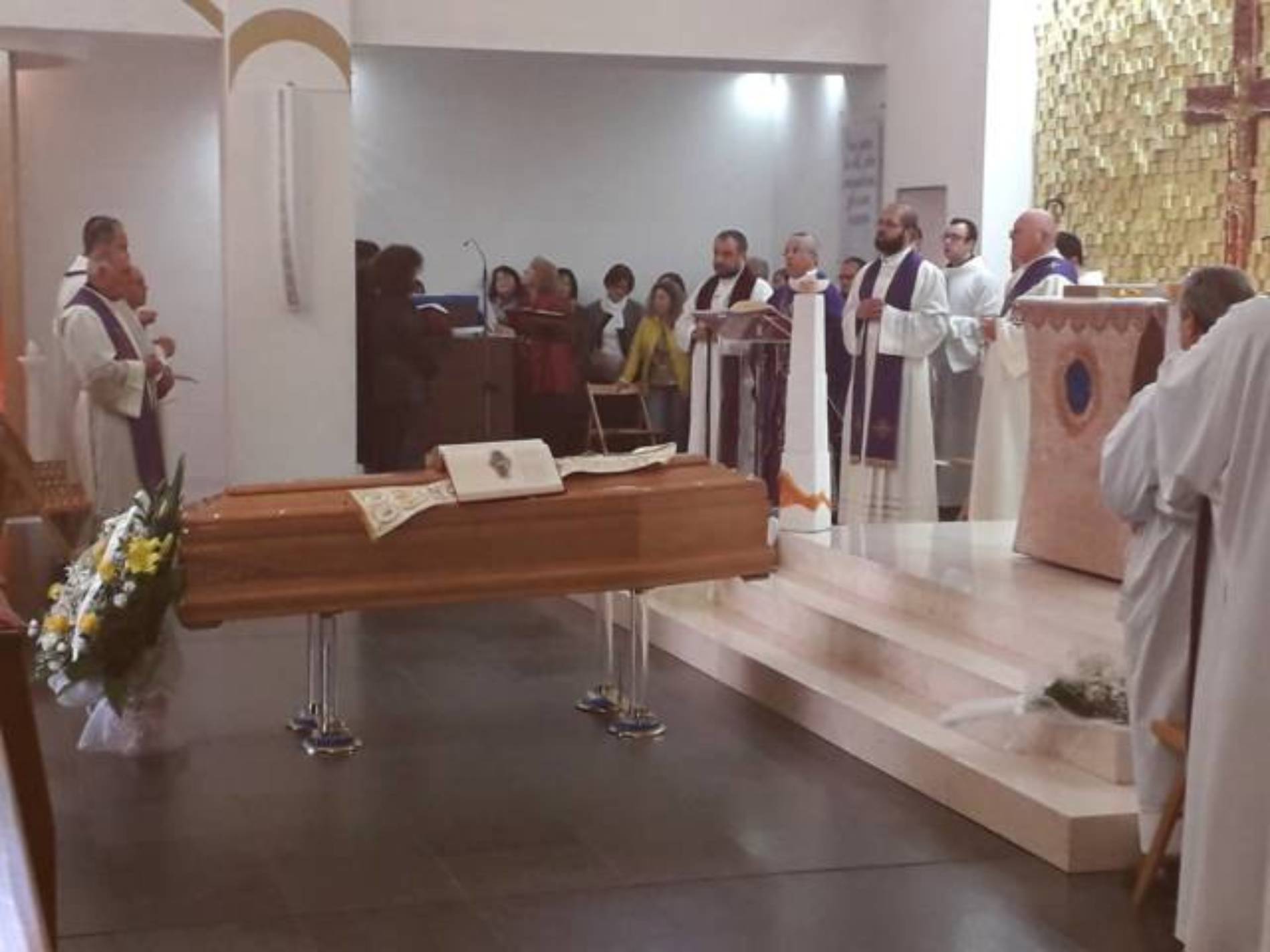 BARRAFRANCA. Funerali di don Giovanni Pinnisi. Chiesa “Sacra Famiglia” stracolma di gente