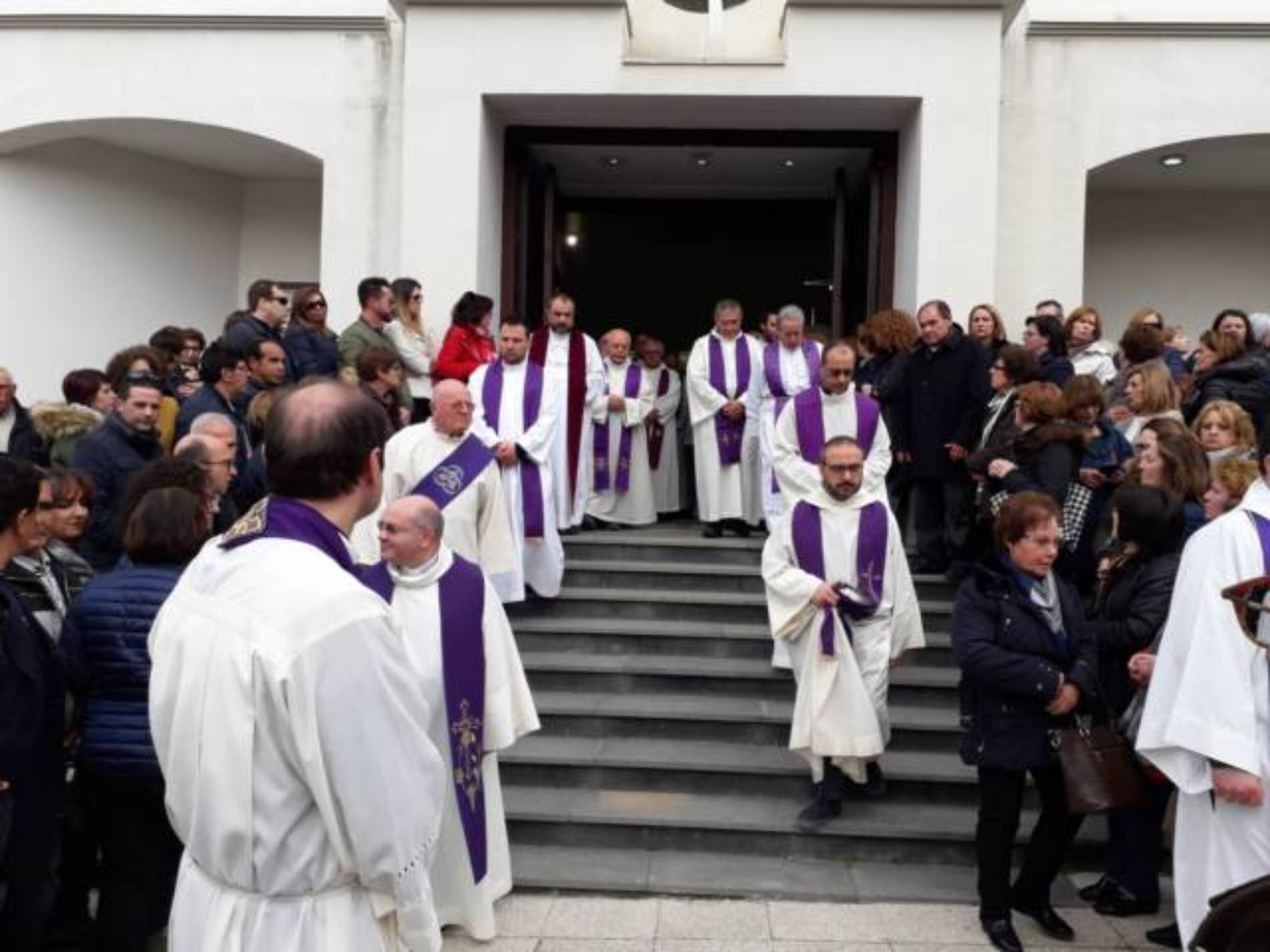 BARRAFRANCA. Funerali di don Giovanni Pinnisi. Chiesa “Sacra Famiglia” stracolma di gente