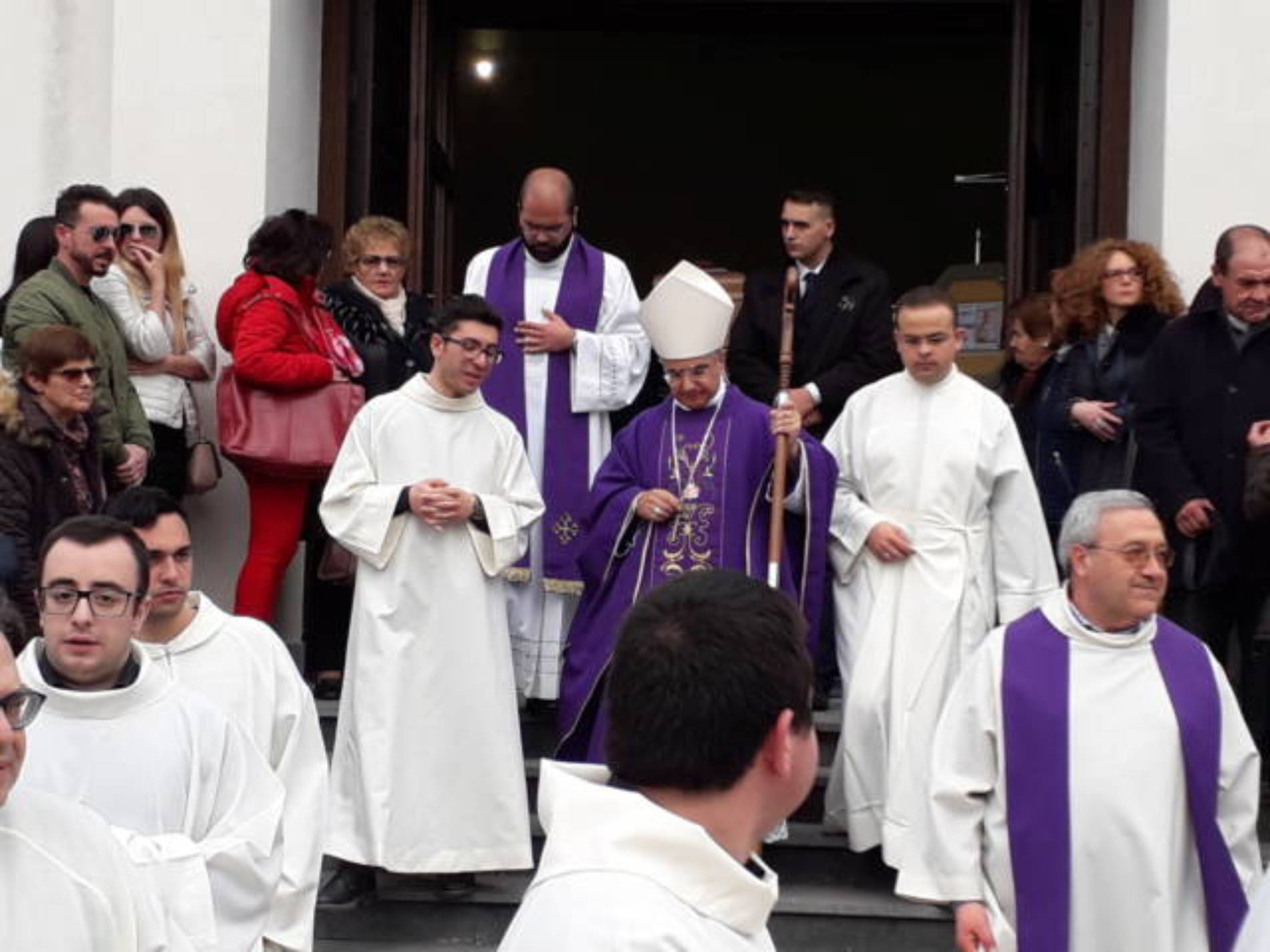 BARRAFRANCA. Funerali di don Giovanni Pinnisi. Chiesa “Sacra Famiglia” stracolma di gente