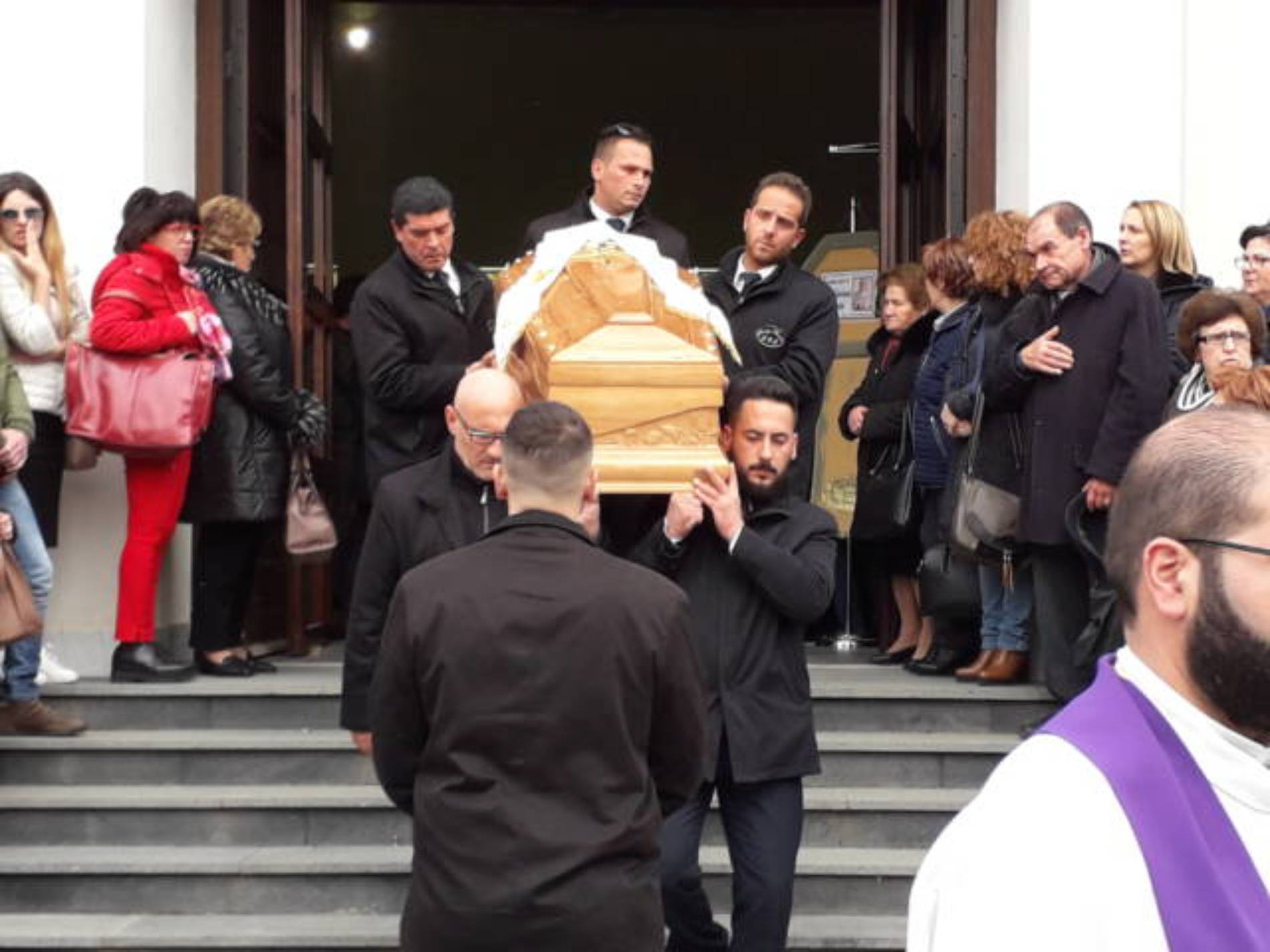 BARRAFRANCA. Funerali di don Giovanni Pinnisi. Chiesa “Sacra Famiglia” stracolma di gente