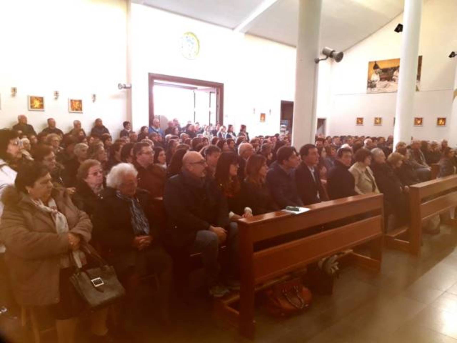 BARRAFRANCA. Funerali di don Giovanni Pinnisi. Chiesa “Sacra Famiglia” stracolma di gente