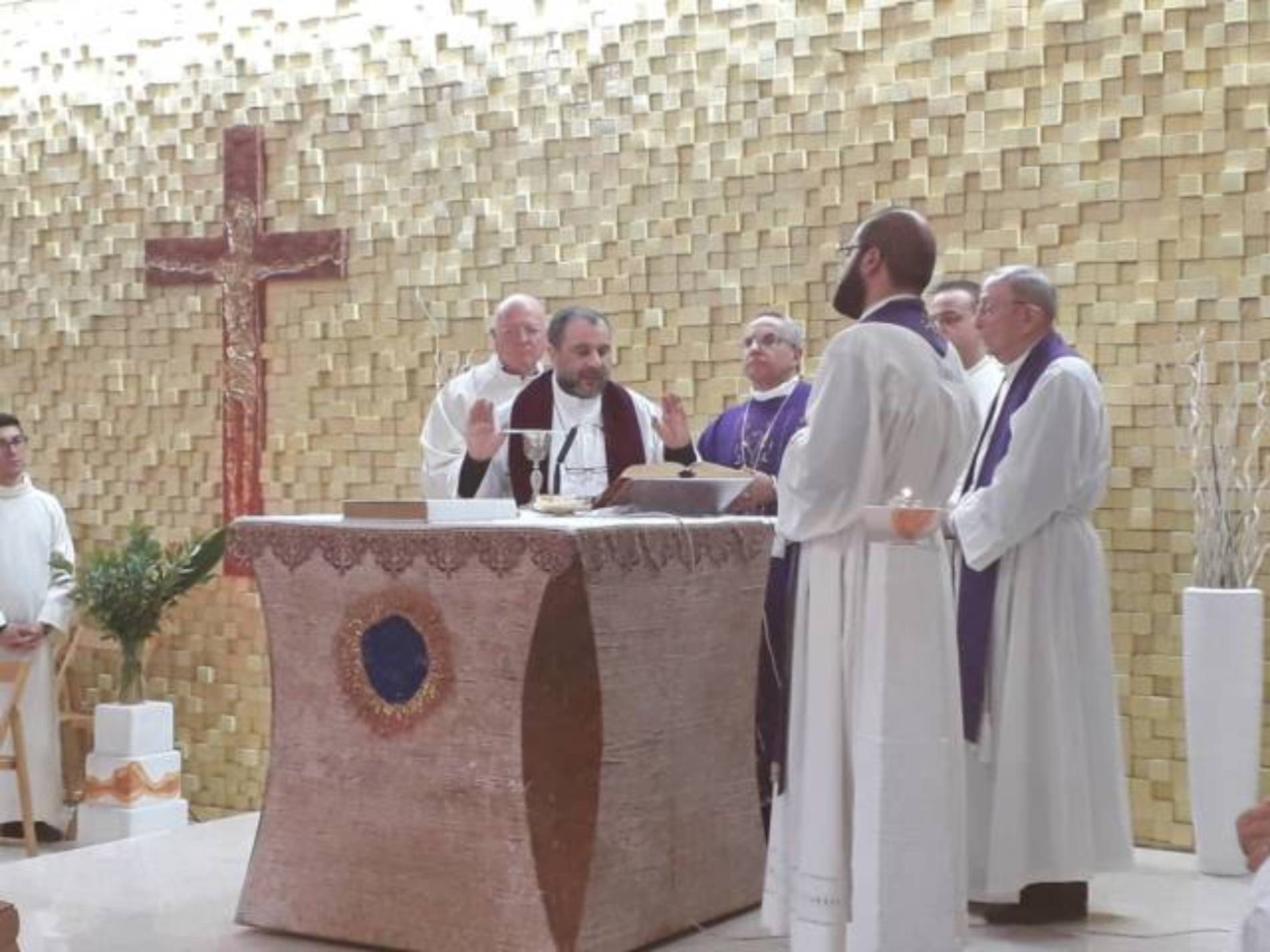 BARRAFRANCA. Funerali di don Giovanni Pinnisi. Chiesa “Sacra Famiglia” stracolma di gente