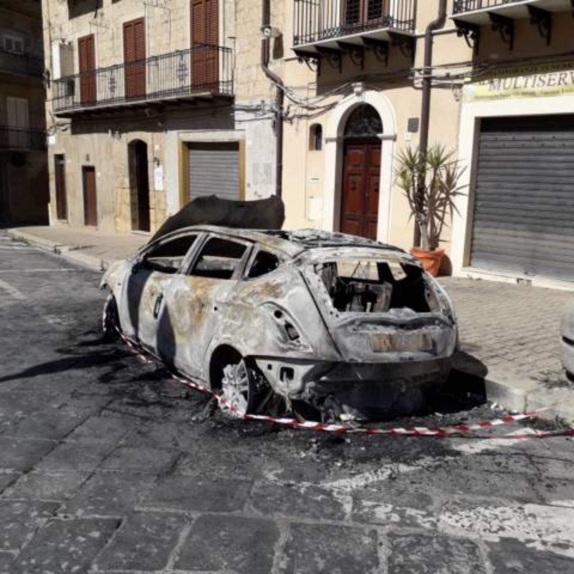 PIETRAPERZIA. Distrutta da un incendio un’automobile.