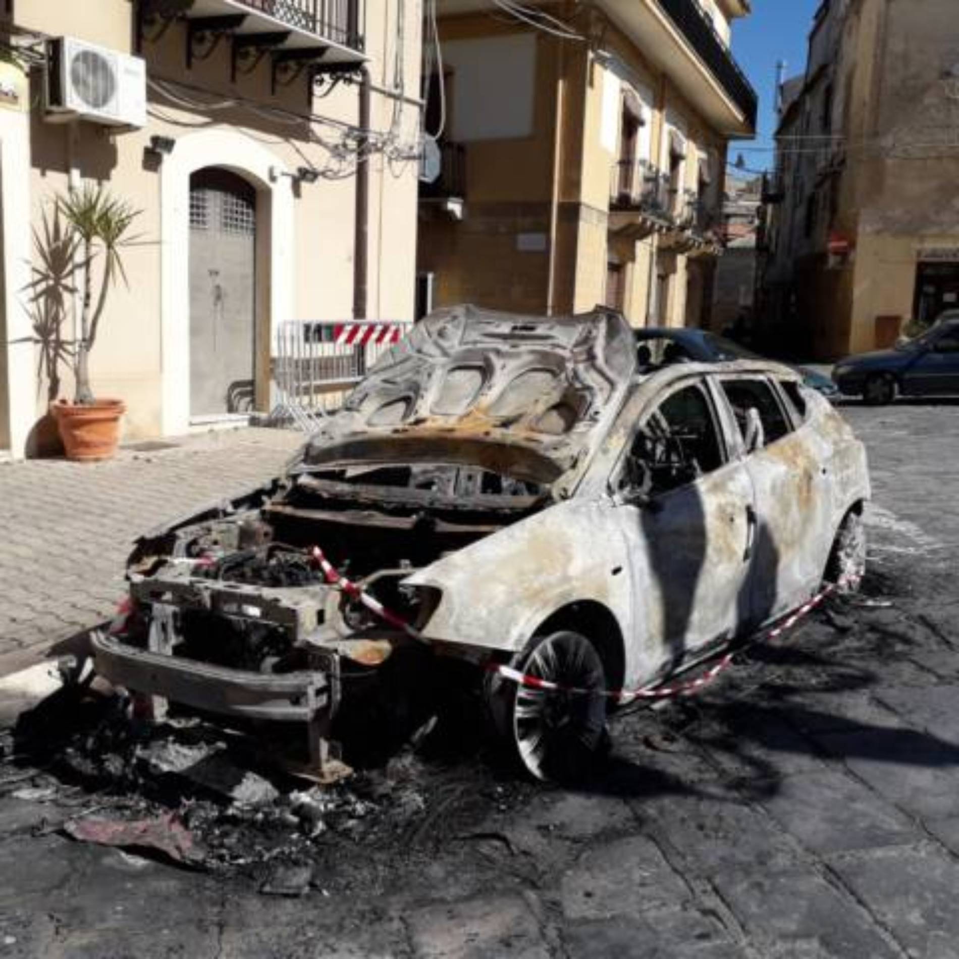 PIETRAPERZIA. Distrutta da un incendio un’automobile.