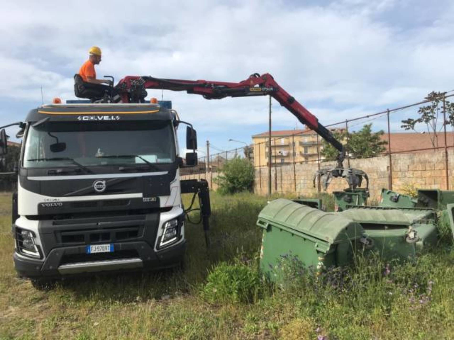 PIETRAPERZIA. Rimossi, su disposizione del Comune, i cassonetti dell’immondizia dal vecchio campo sportivo.
