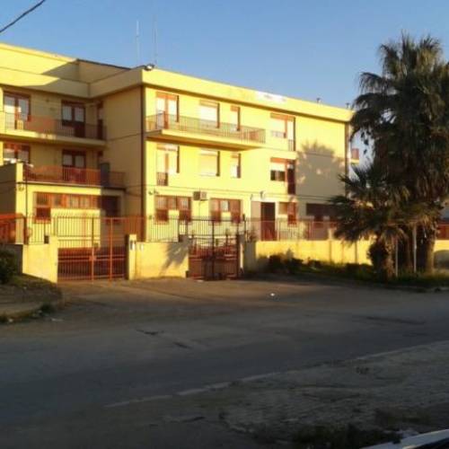 PIETRAPERZIA. Controlli sugli ambulanti dai carabinieri e dalla Polizia Municipale.  Sanzione e sequestro della merce per uno di loro.