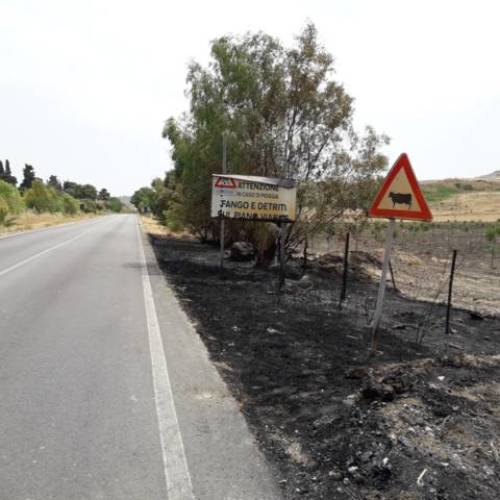 PIETRAPERZIA. Auto distrutta da un violento incendio per autocombustione.