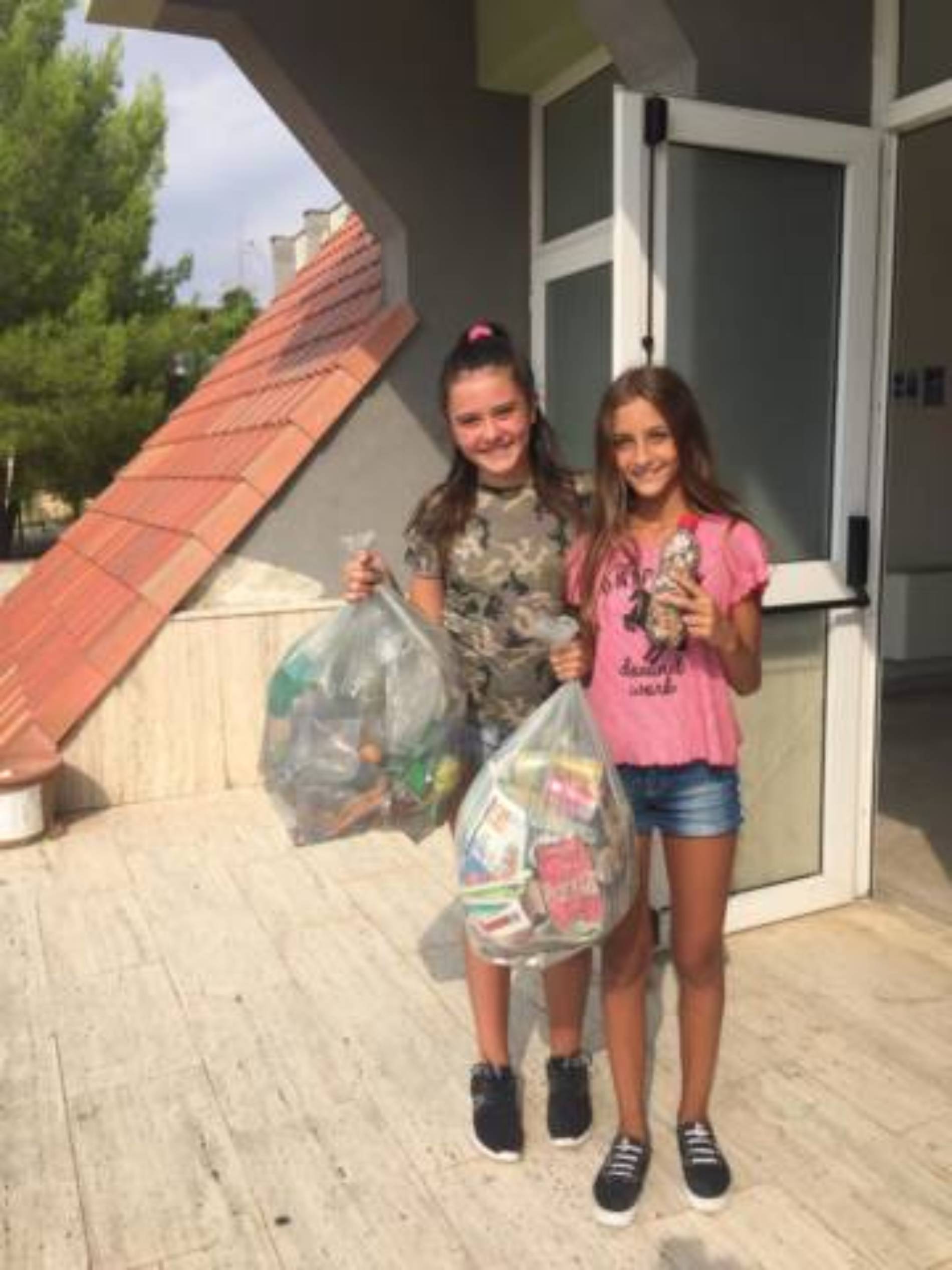 PIETRAPERZIA. Sofia e Rebecca, 12 e 13 anni, hanno raccolto lattine e altro materiale.