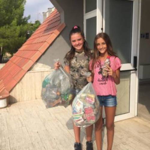 PIETRAPERZIA. Sofia e Rebecca, 12 e 13 anni, hanno raccolto lattine e altro materiale.