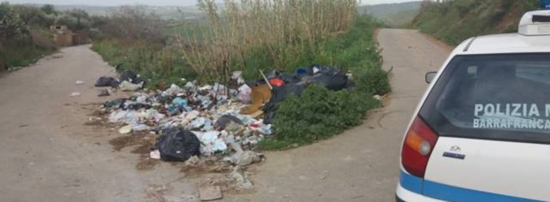 Tessera e libretto postale trovati tra i rifiuti, discariche abusive elevate 38 sanzioni amministrative