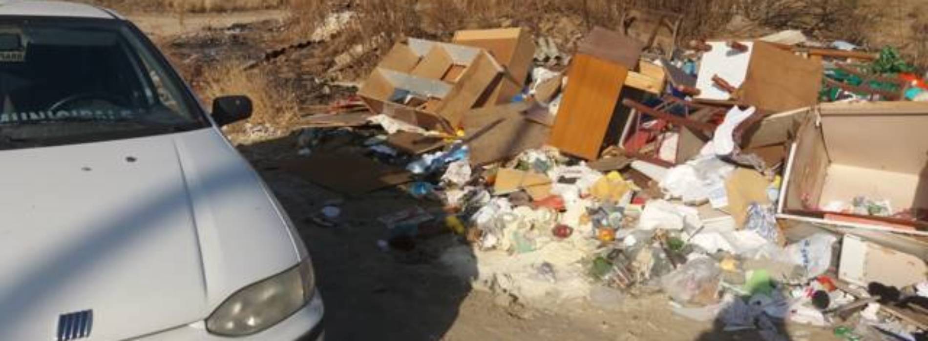 Tessera e libretto postale trovati tra i rifiuti, discariche abusive elevate 38 sanzioni amministrative