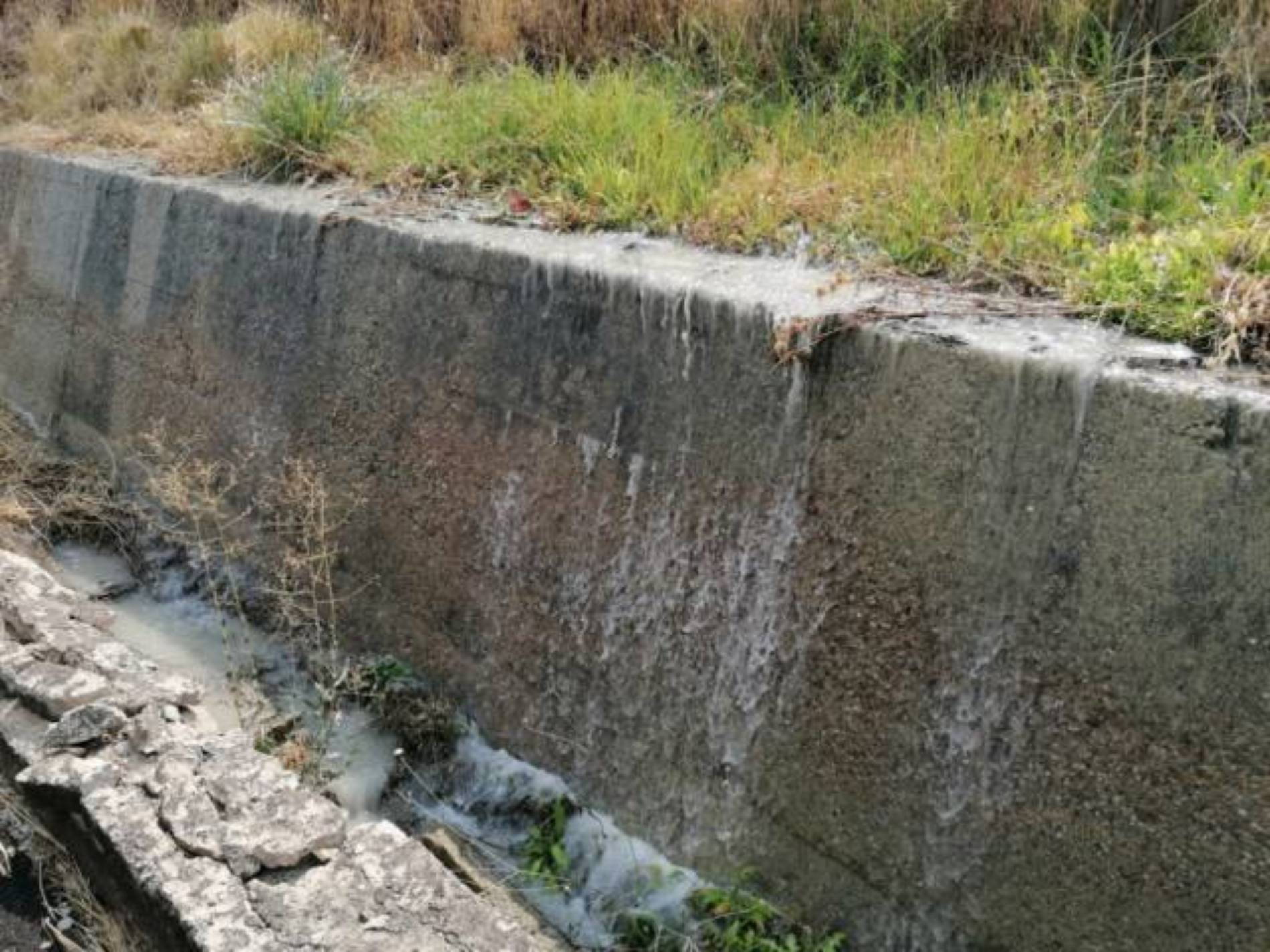PIETRAPERZIA. VIDEO Grossa perdita di acqua in contrada “Ficodindia” lungo la statale 560 Pietraperzia Caltanissetta.